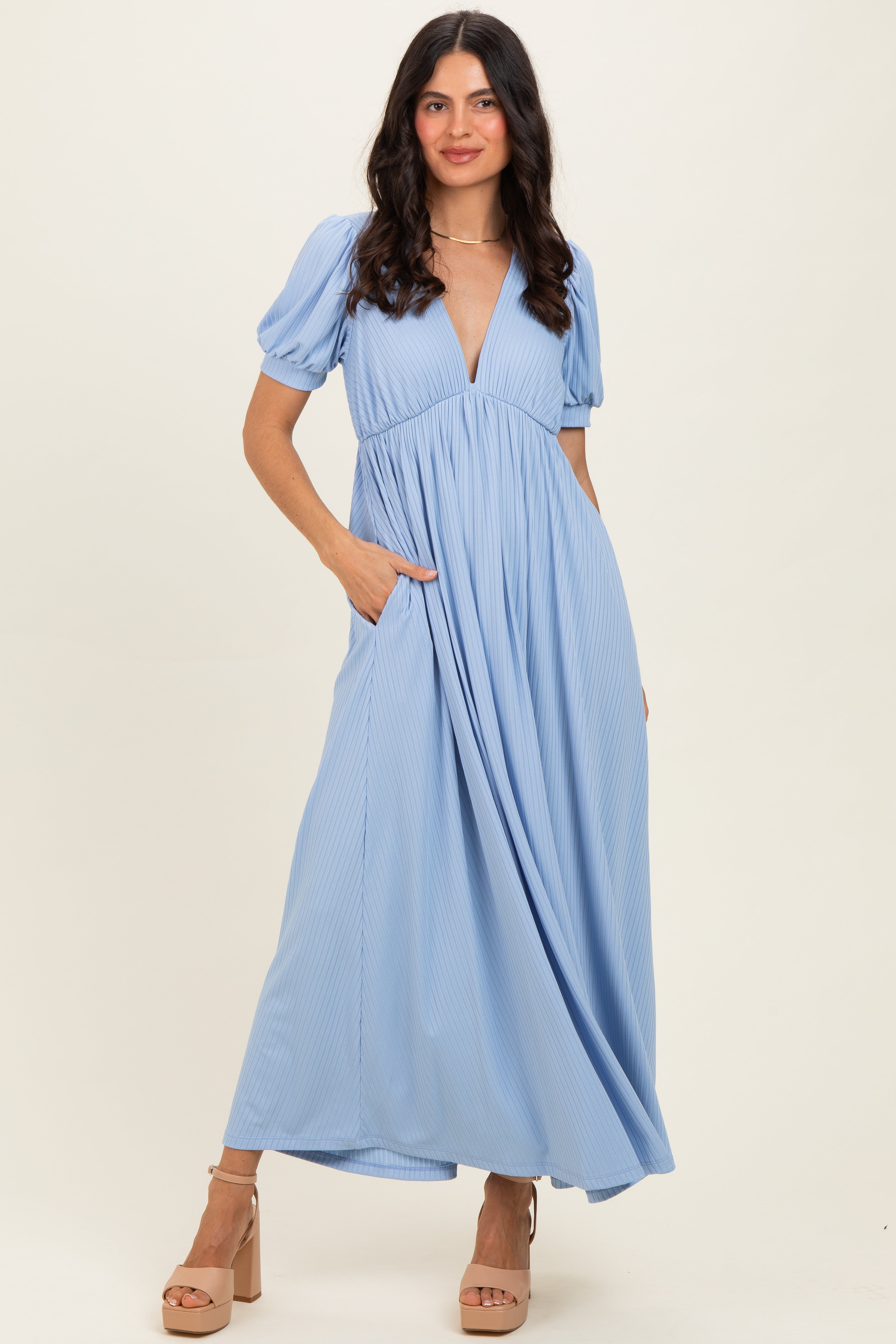 Blaues Umstands-Maxikleid aus Rippstrick mit Puffärmeln, V-Ausschnitt und Empire-Taille