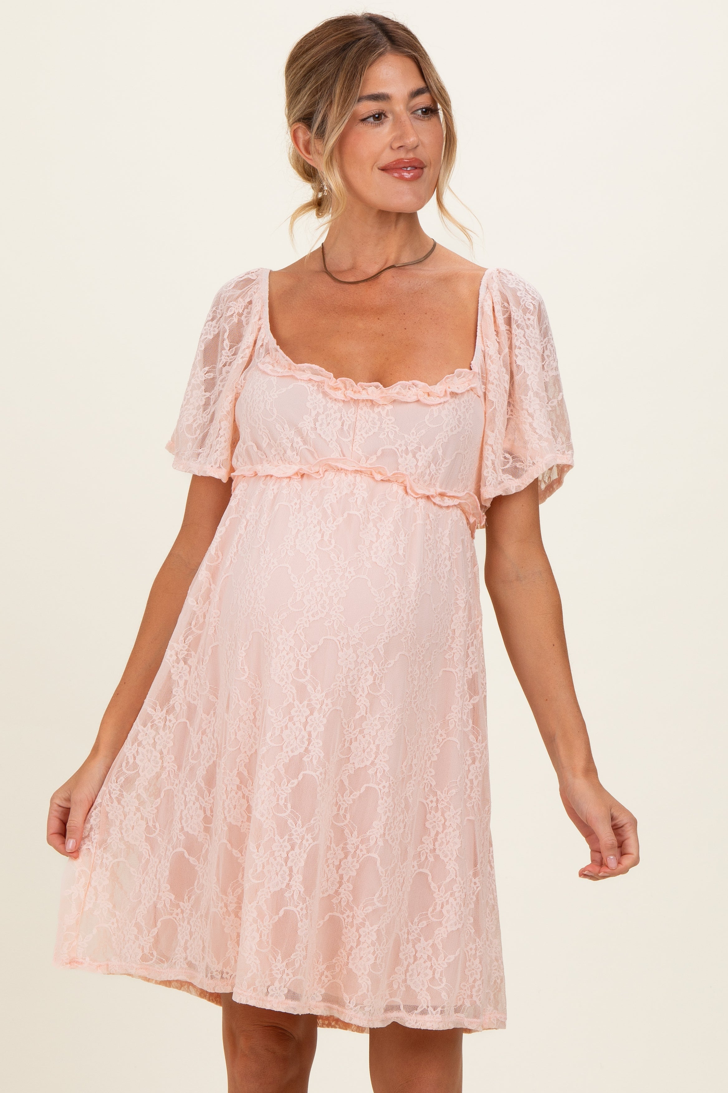Pfirsichfarbenes geblümtes Umstands-Maxikleid aus Spitze mit Karree-Ausschnitt und Volantbesatz