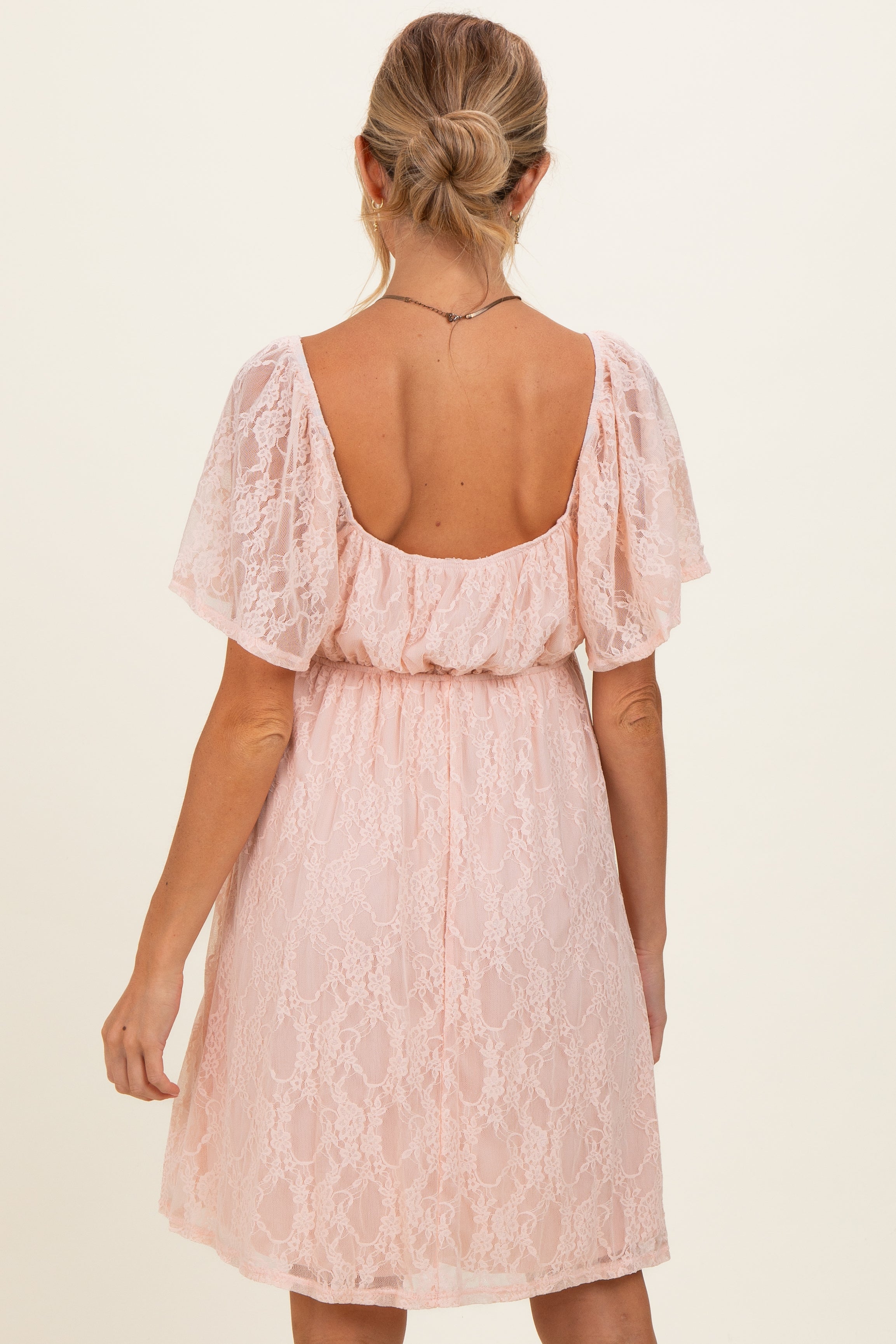 Pfirsichfarbenes geblümtes Umstands-Maxikleid aus Spitze mit Karree-Ausschnitt und Volantbesatz