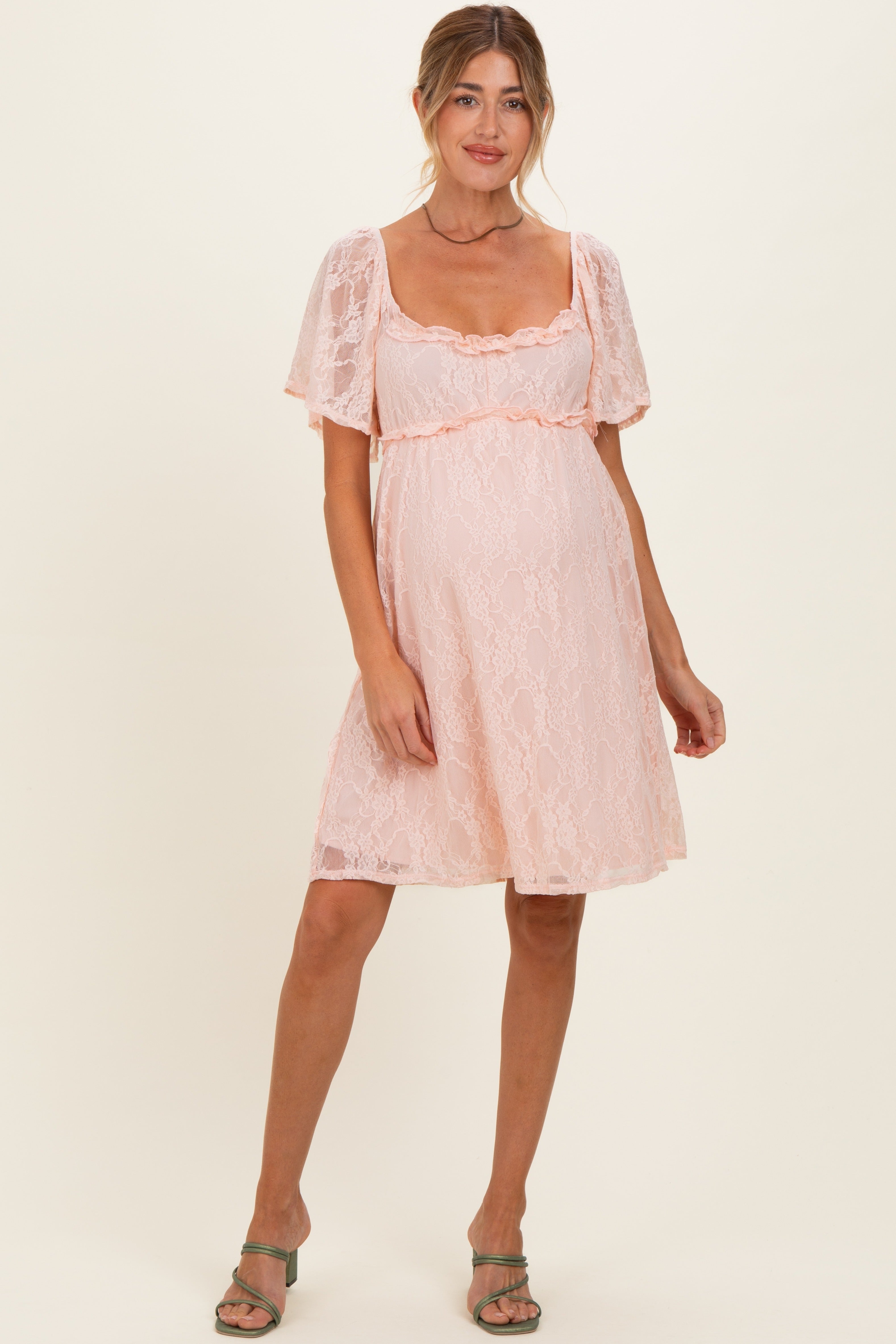 Pfirsichfarbenes geblümtes Umstands-Maxikleid aus Spitze mit Karree-Ausschnitt und Volantbesatz