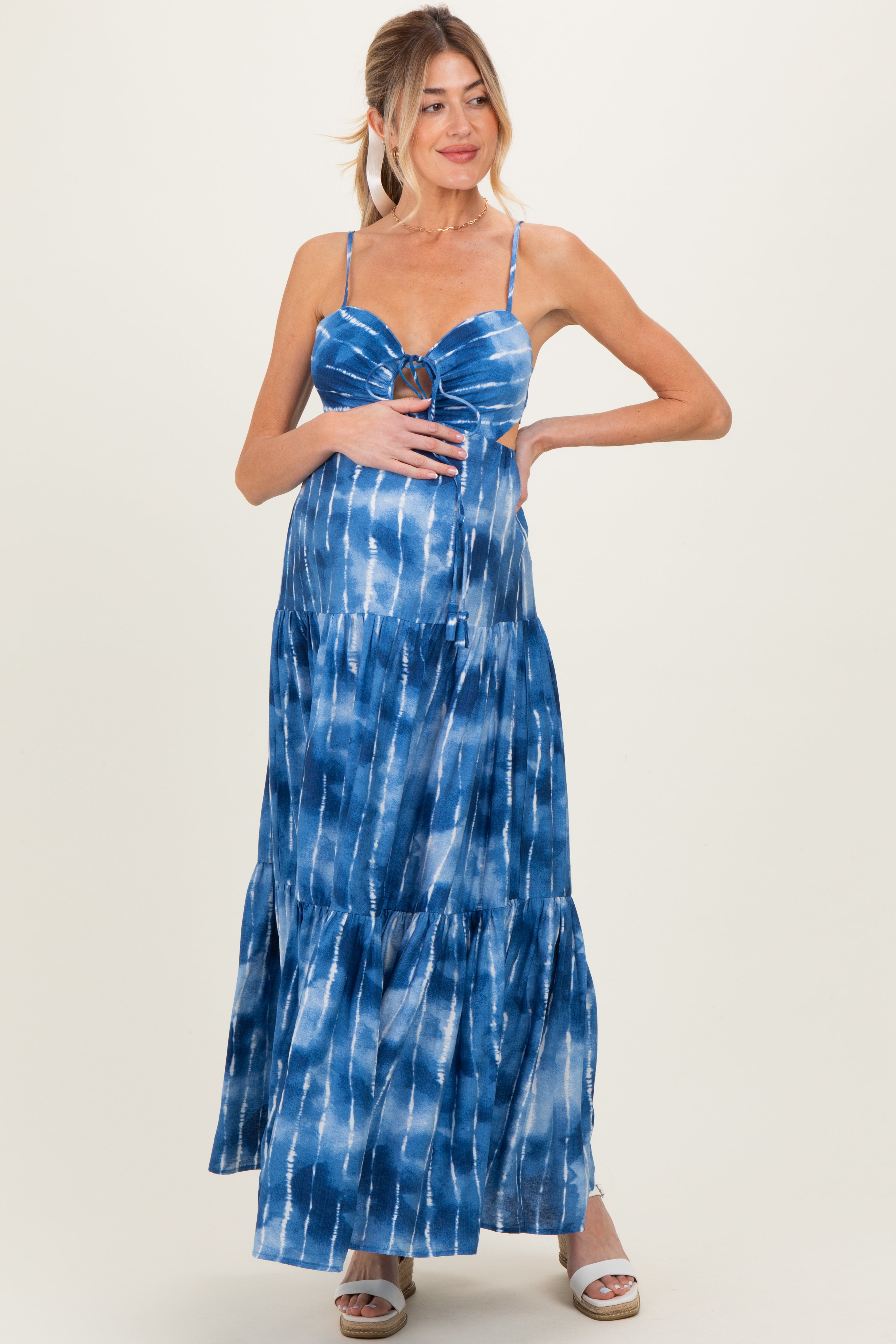Umstands-Maxikleid in Batik-Optik mit Cut-out und Rückenbindung in Blau