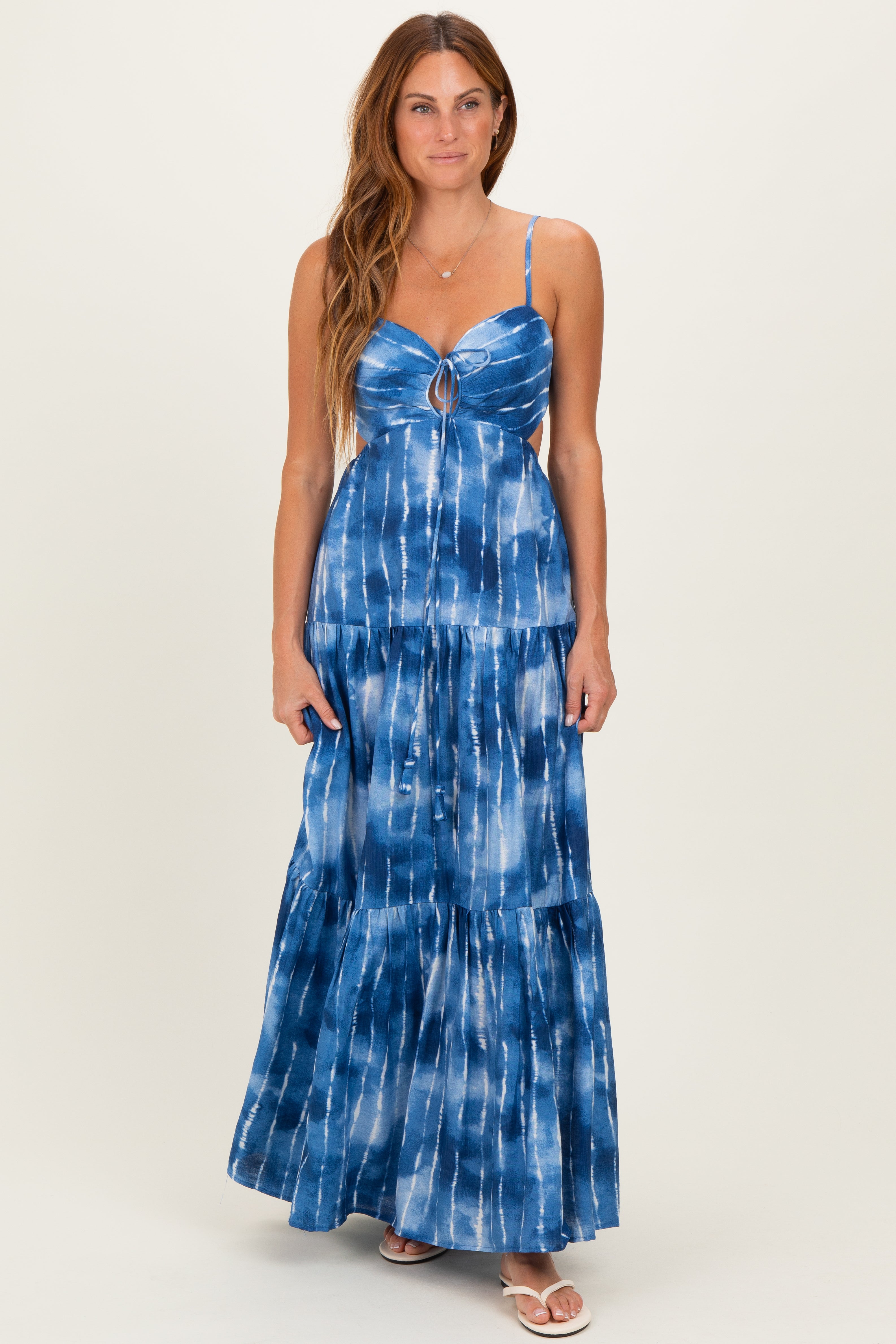 Umstands-Maxikleid in Batik-Optik mit Cut-out und Rückenbindung in Blau