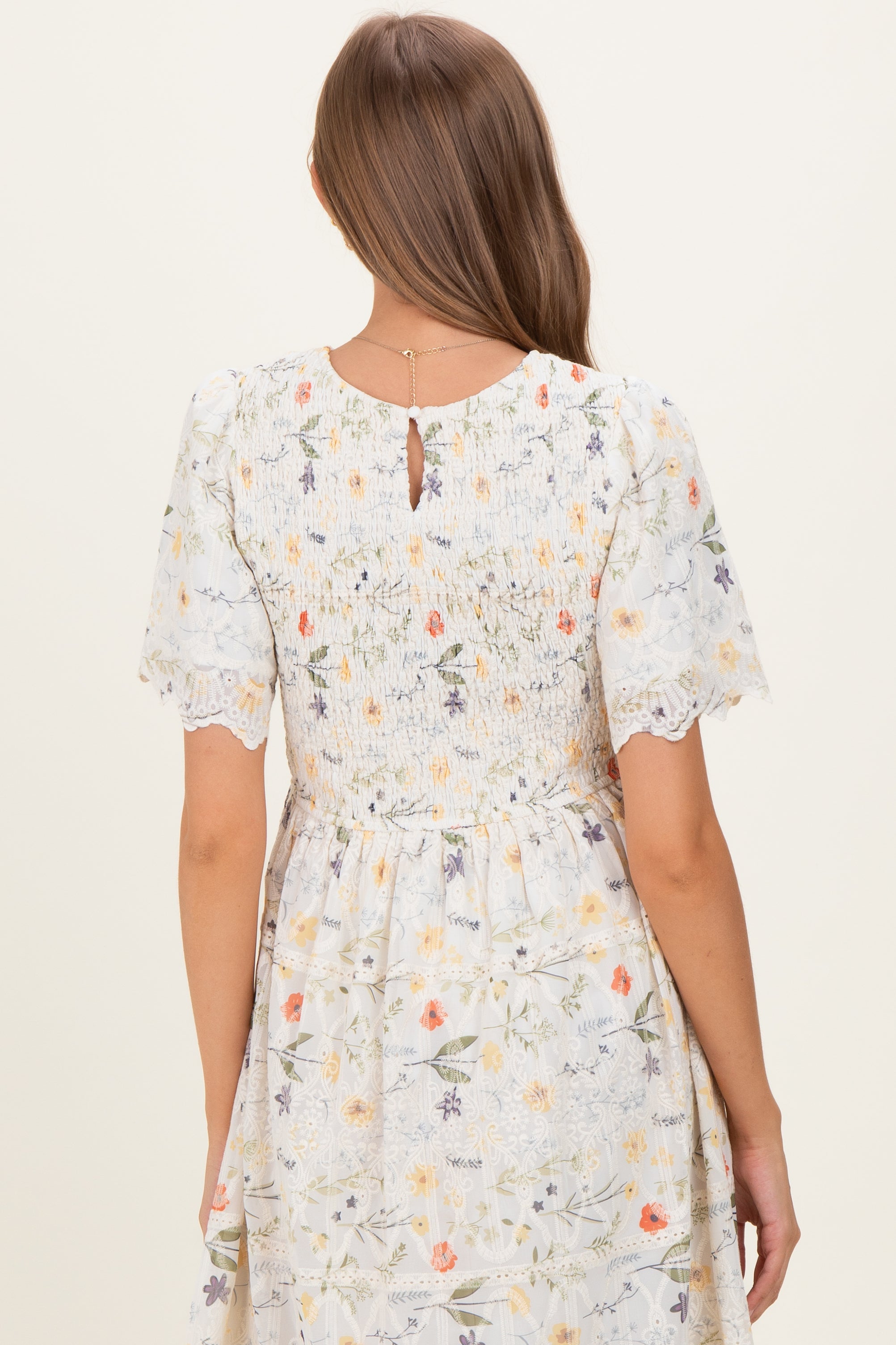 Umstands-Midikleid in Beige mit Blumenmuster und Knopfleiste