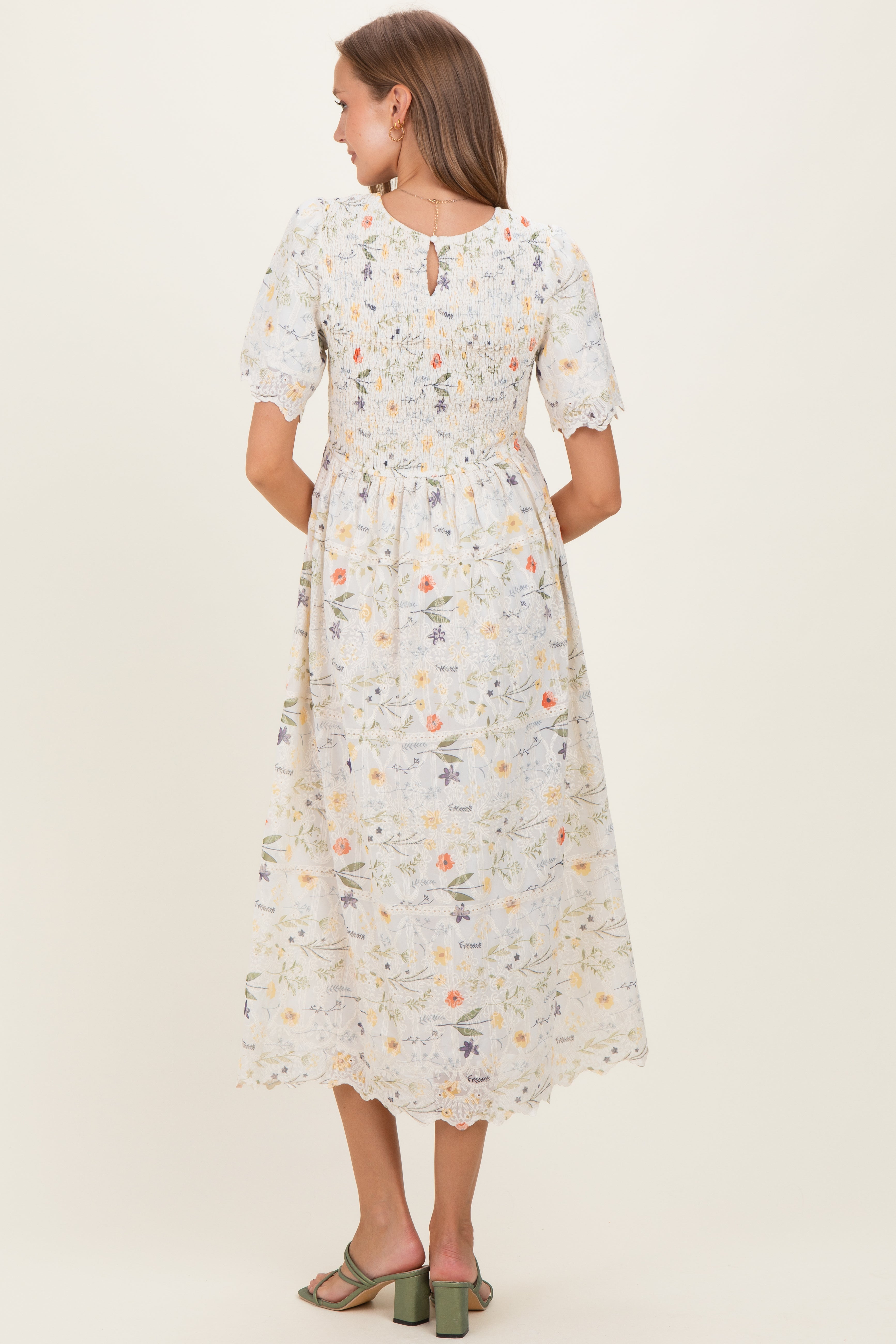 Umstands-Midikleid in Beige mit Blumenmuster und Knopfleiste
