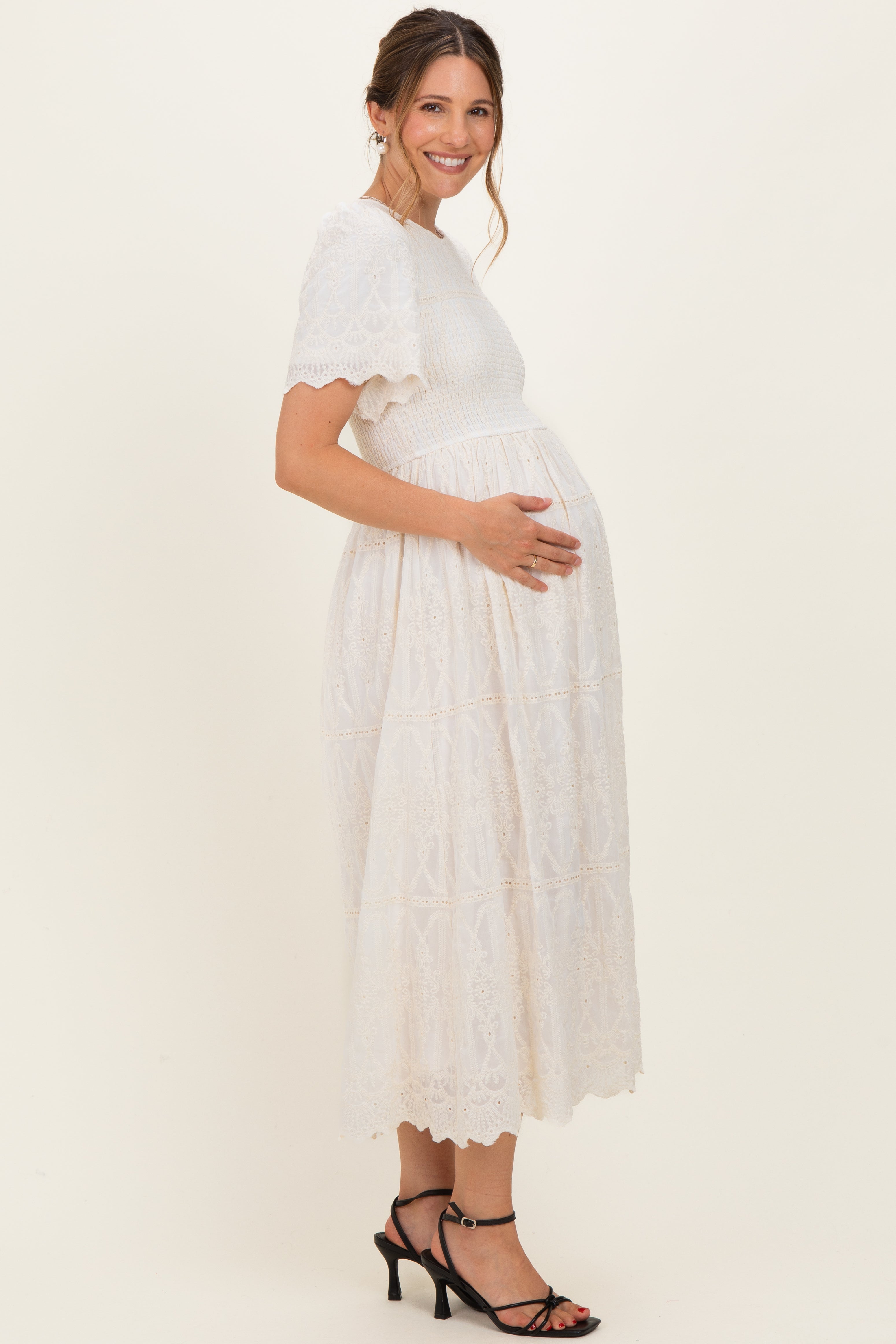 Gesmoktes, besticktes Umstands-Midikleid in Creme