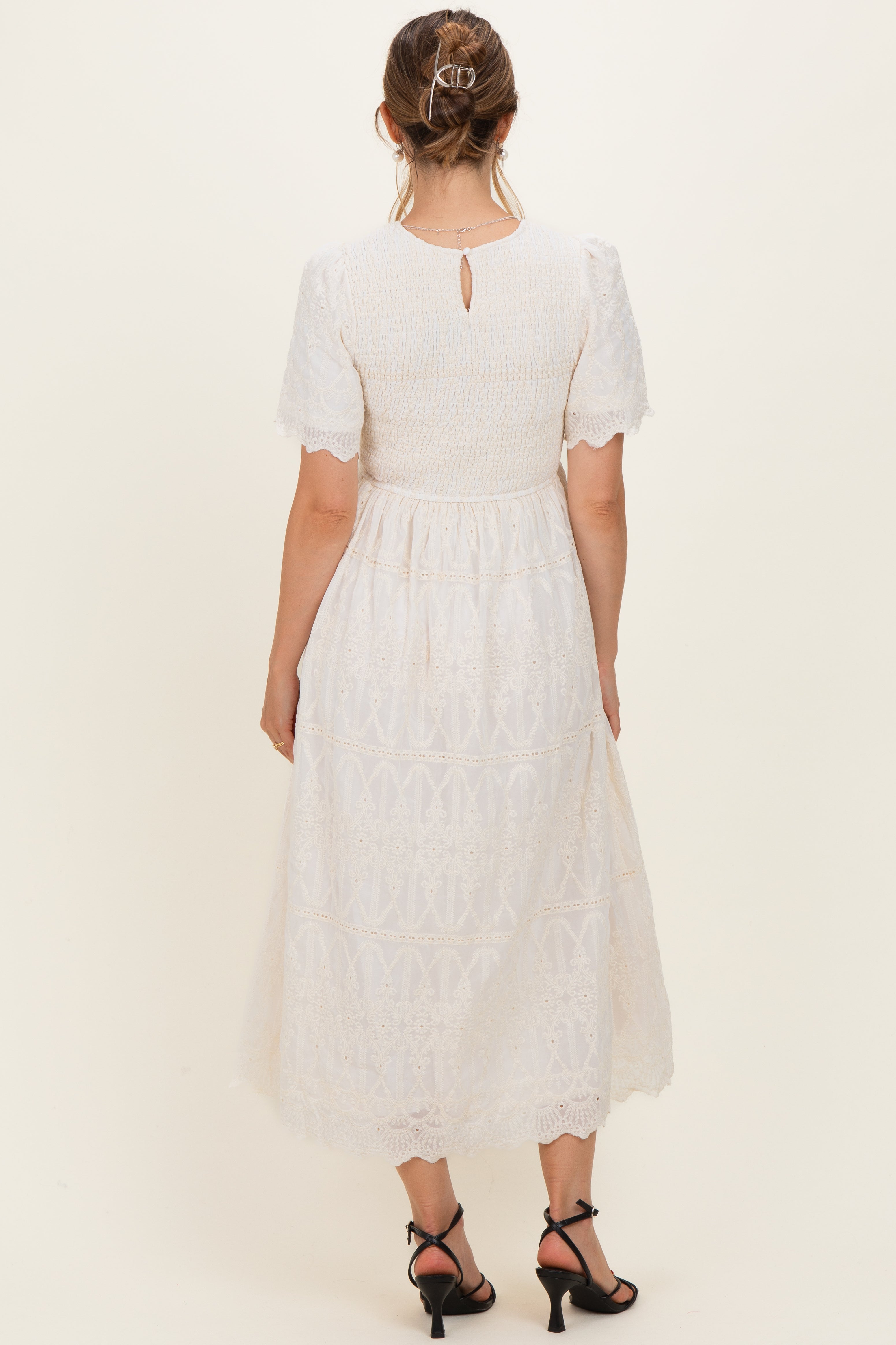 Gesmoktes, besticktes Umstands-Midikleid in Creme
