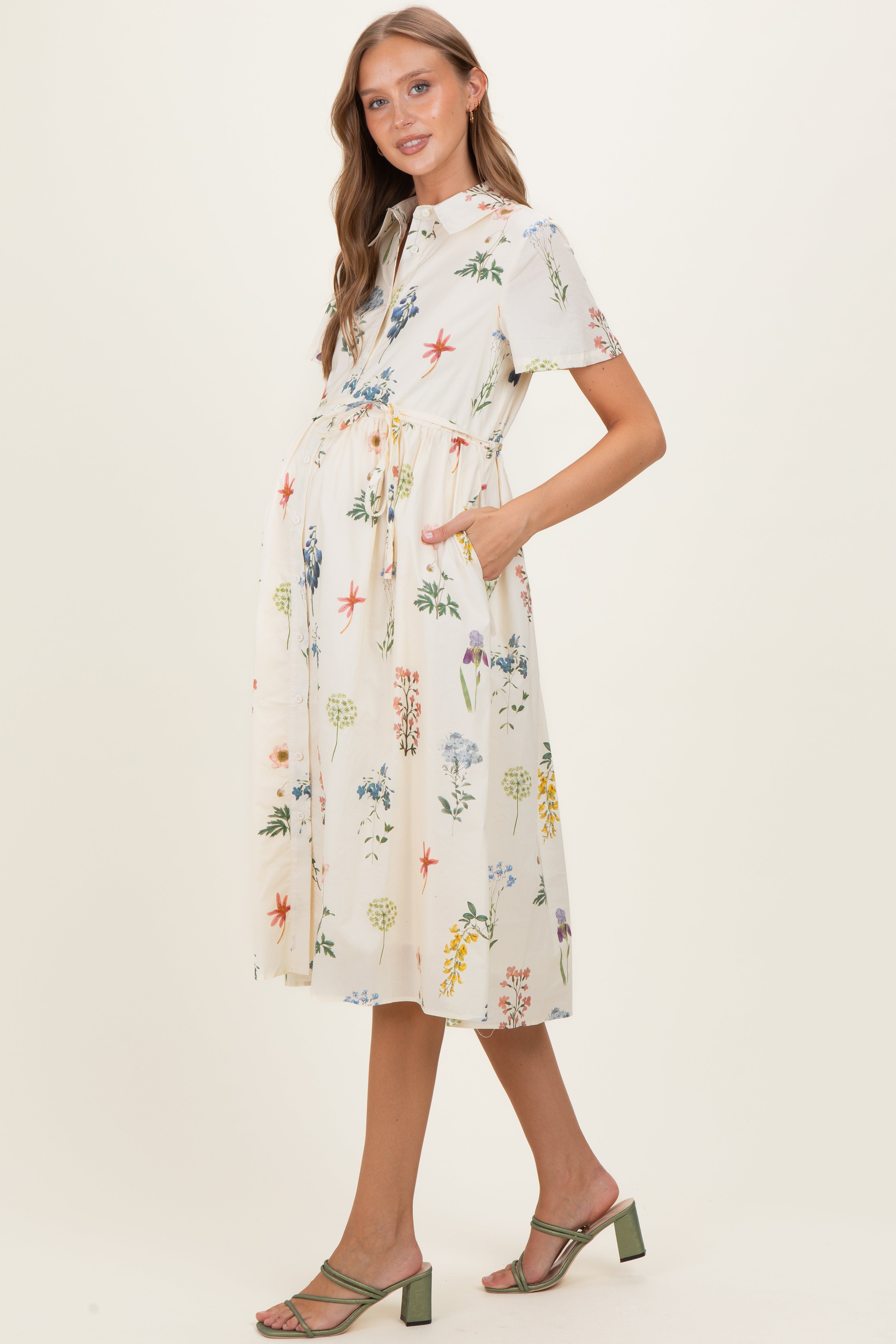 Umstands-Midikleid in Elfenbein mit Blumenmuster und Knopfleiste
