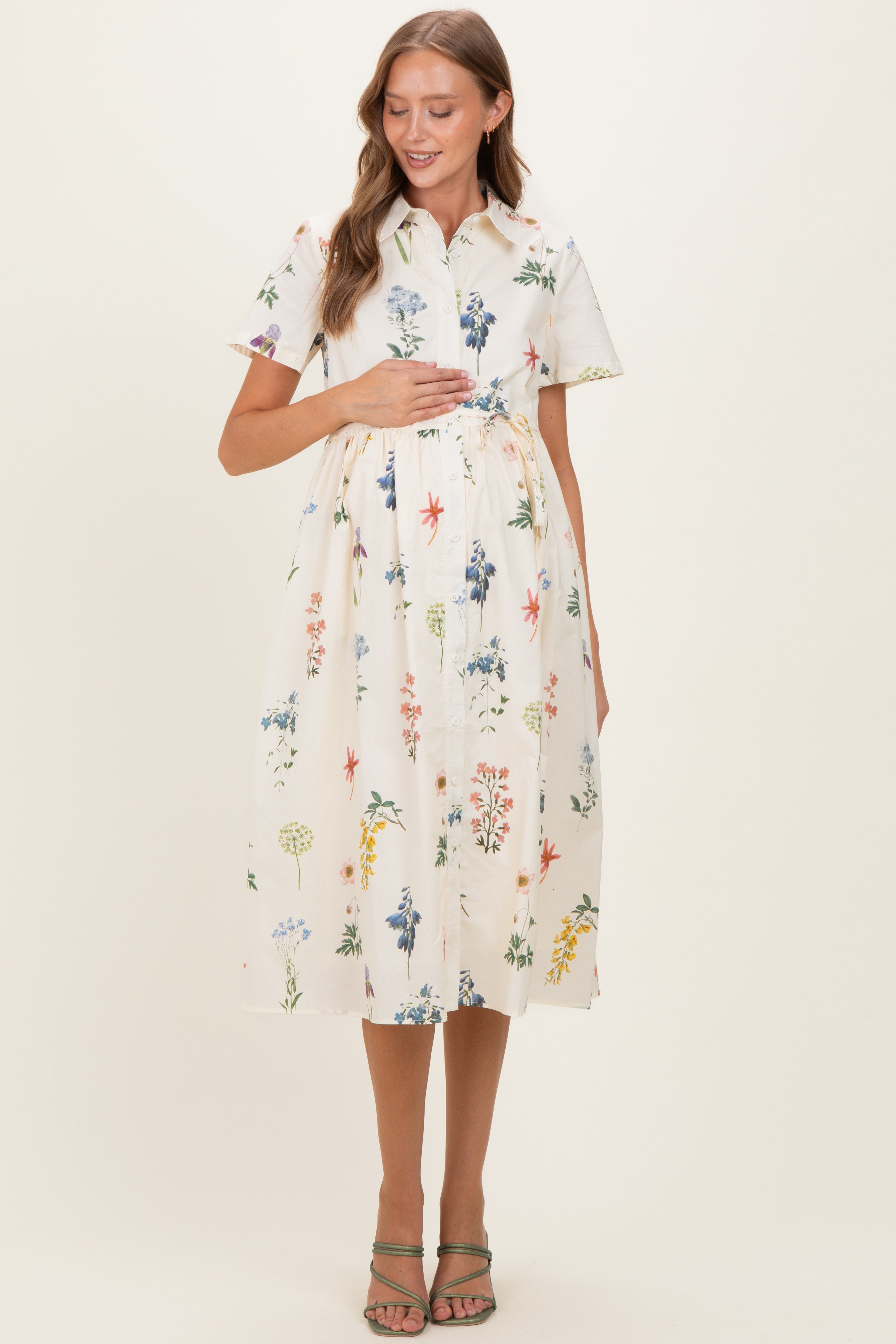 Umstands-Midikleid in Elfenbein mit Blumenmuster und Knopfleiste