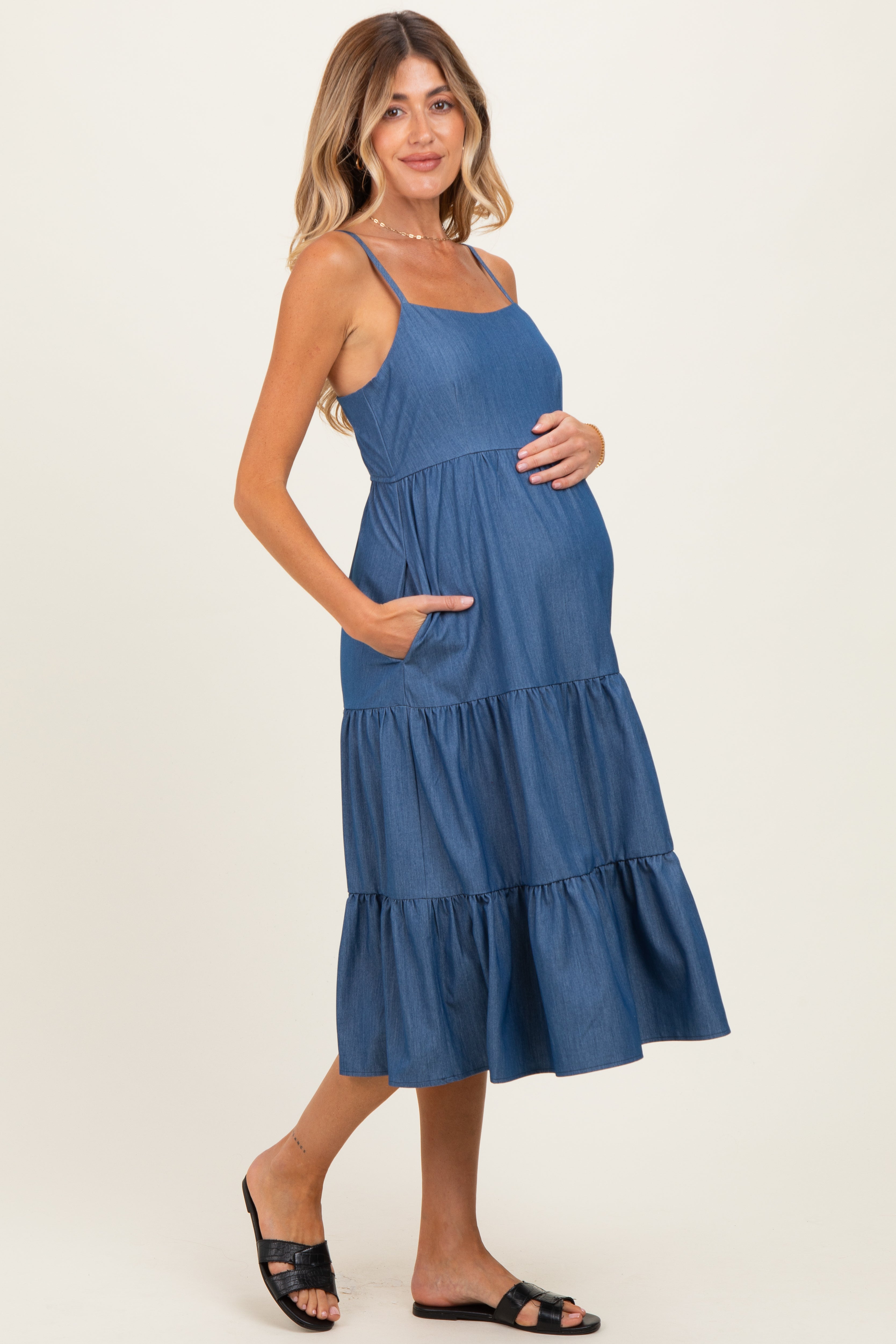 Ärmelloses gestuftes Umstands-Midikleid