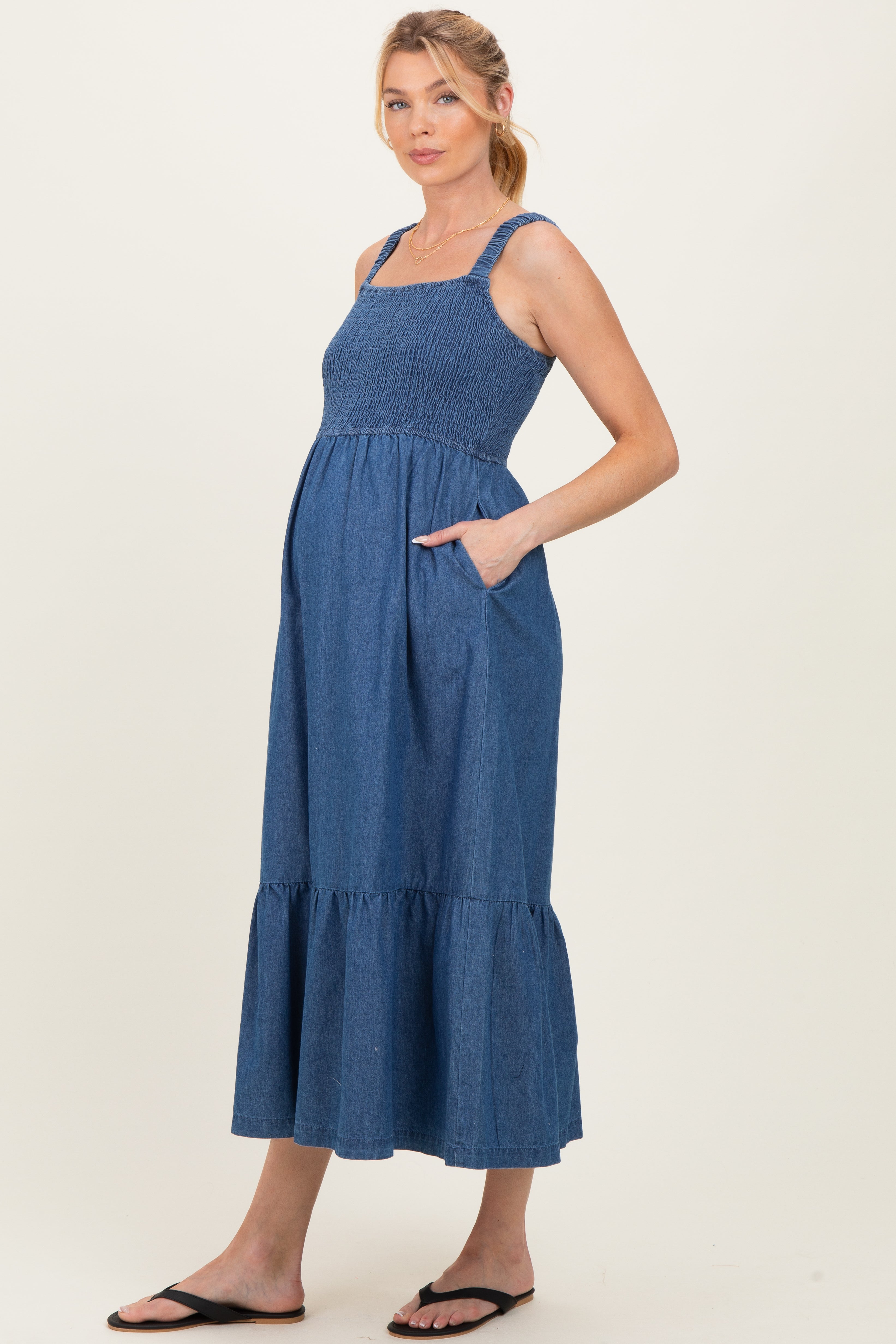 Ärmelloses Umstands-Midikleid aus Chambray mit Smok-Oberteil