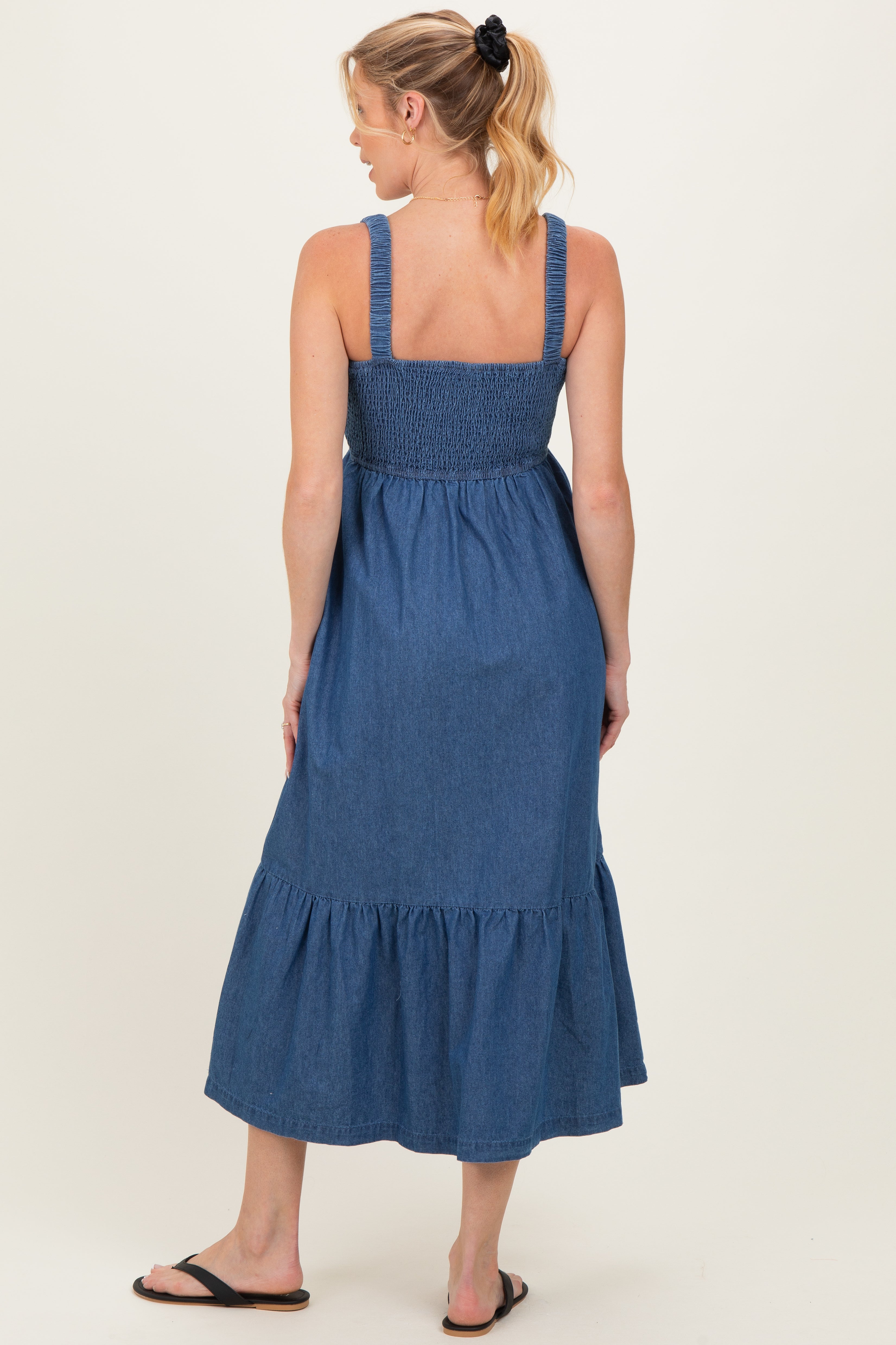 Ärmelloses Umstands-Midikleid aus Chambray mit Smok-Oberteil