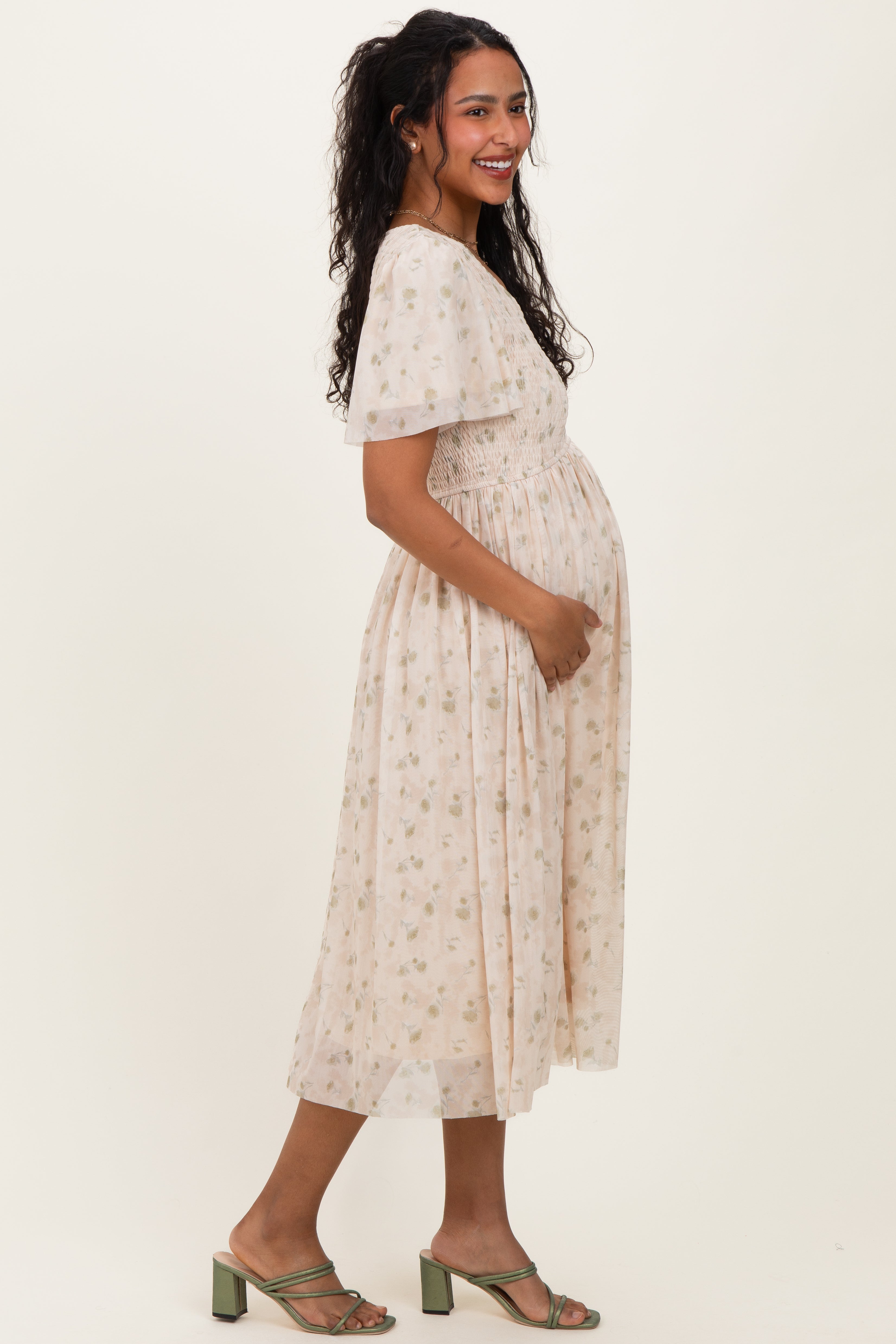 Umstands-Midikleid aus Chiffon mit Blumenmuster und Smok-Oberteil in Creme