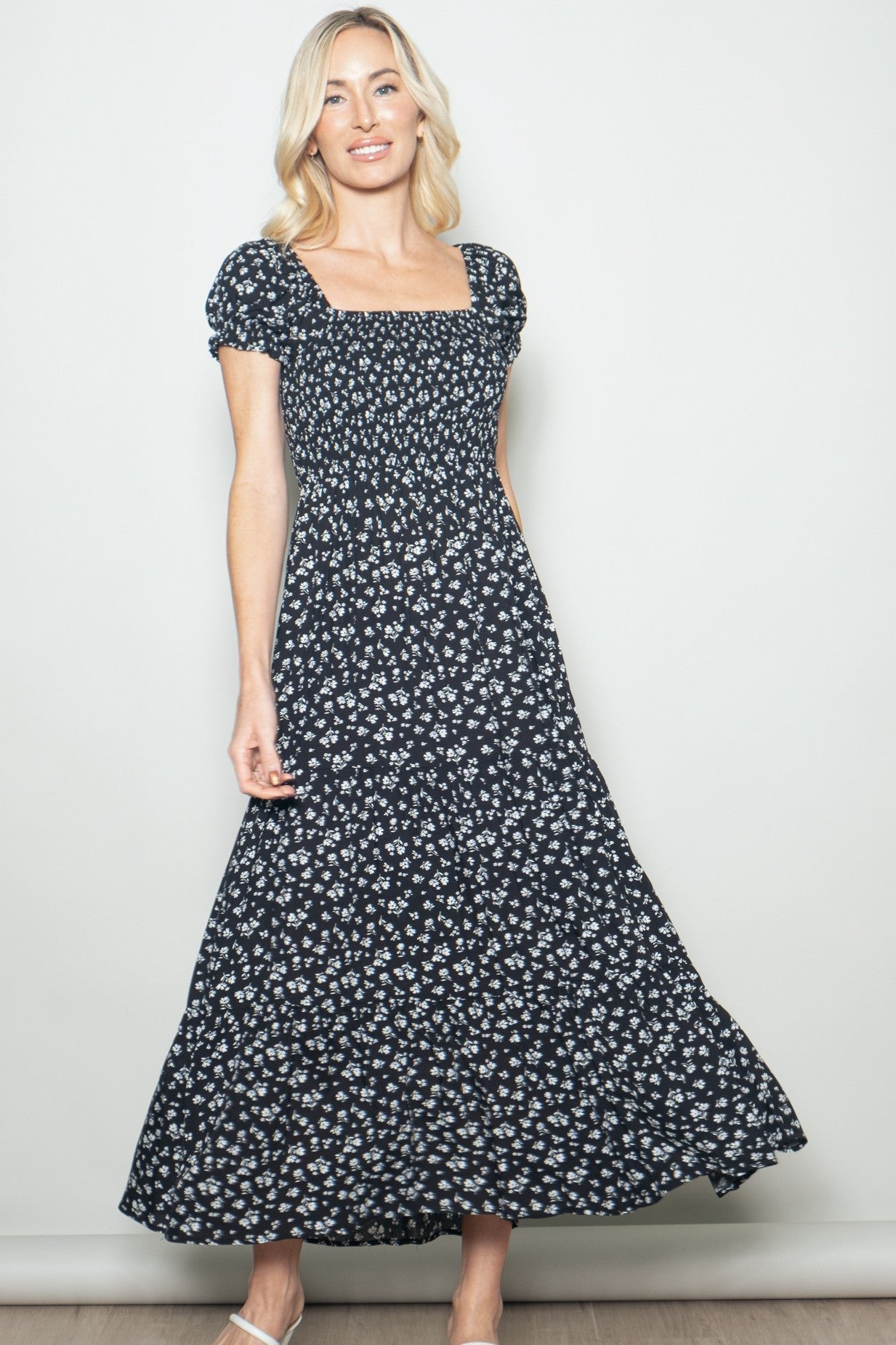 Umstands-Maxikleid in Schwarz mit Blumenprint, Smok-Oberteil und Puffärmeln