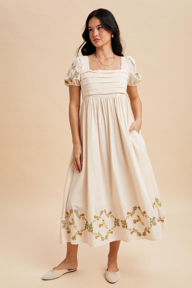 Umstands-Maxikleid mit floraler Stickerei und plissiertem Oberteil in Creme