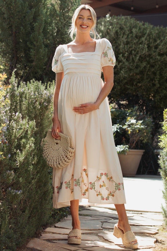 Umstands-Maxikleid mit floraler Stickerei und plissiertem Oberteil in Creme