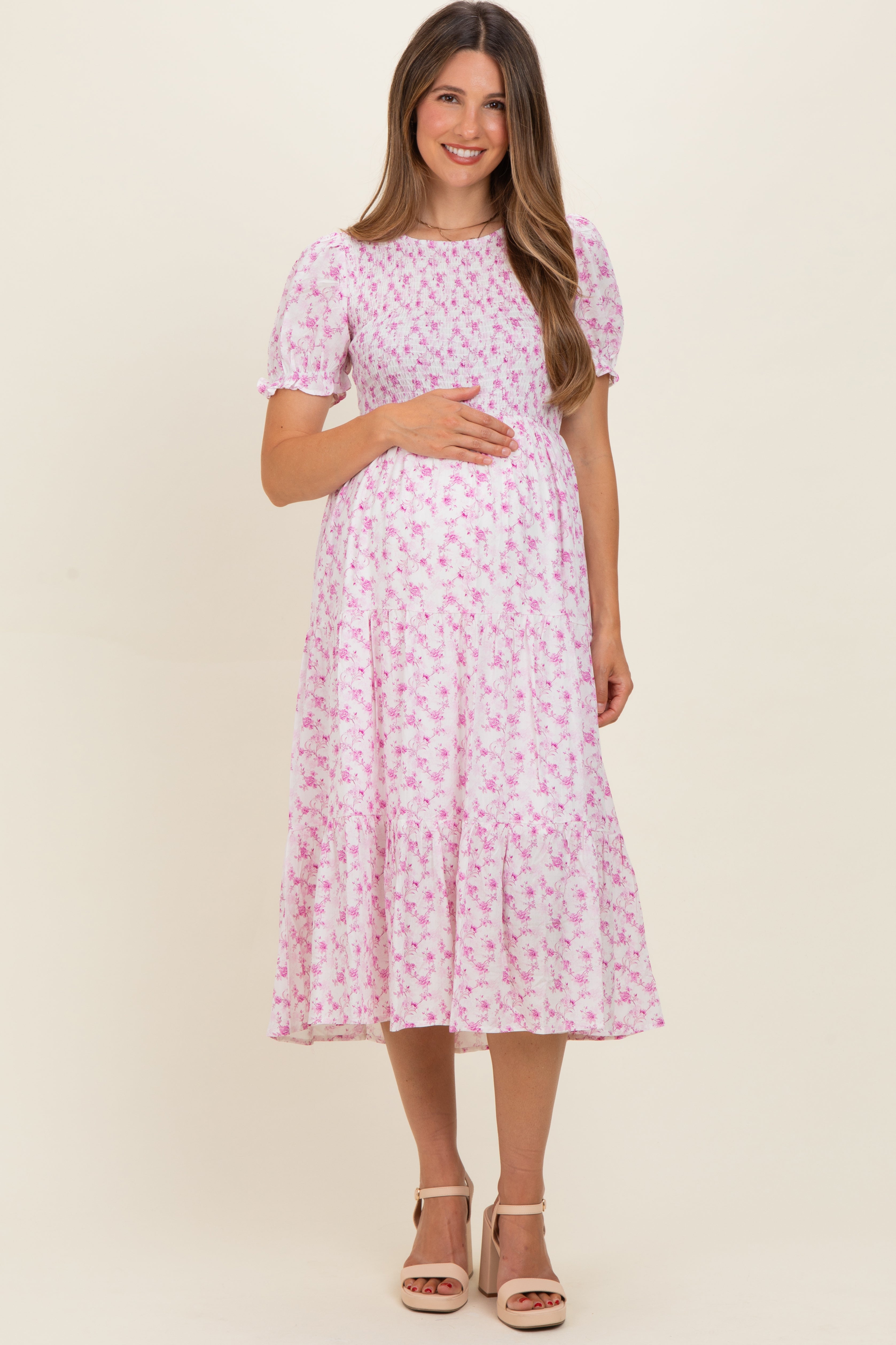 Rosa Umstands-Midikleid mit Rosenmuster, Smok-Oberteil und Puffärmeln