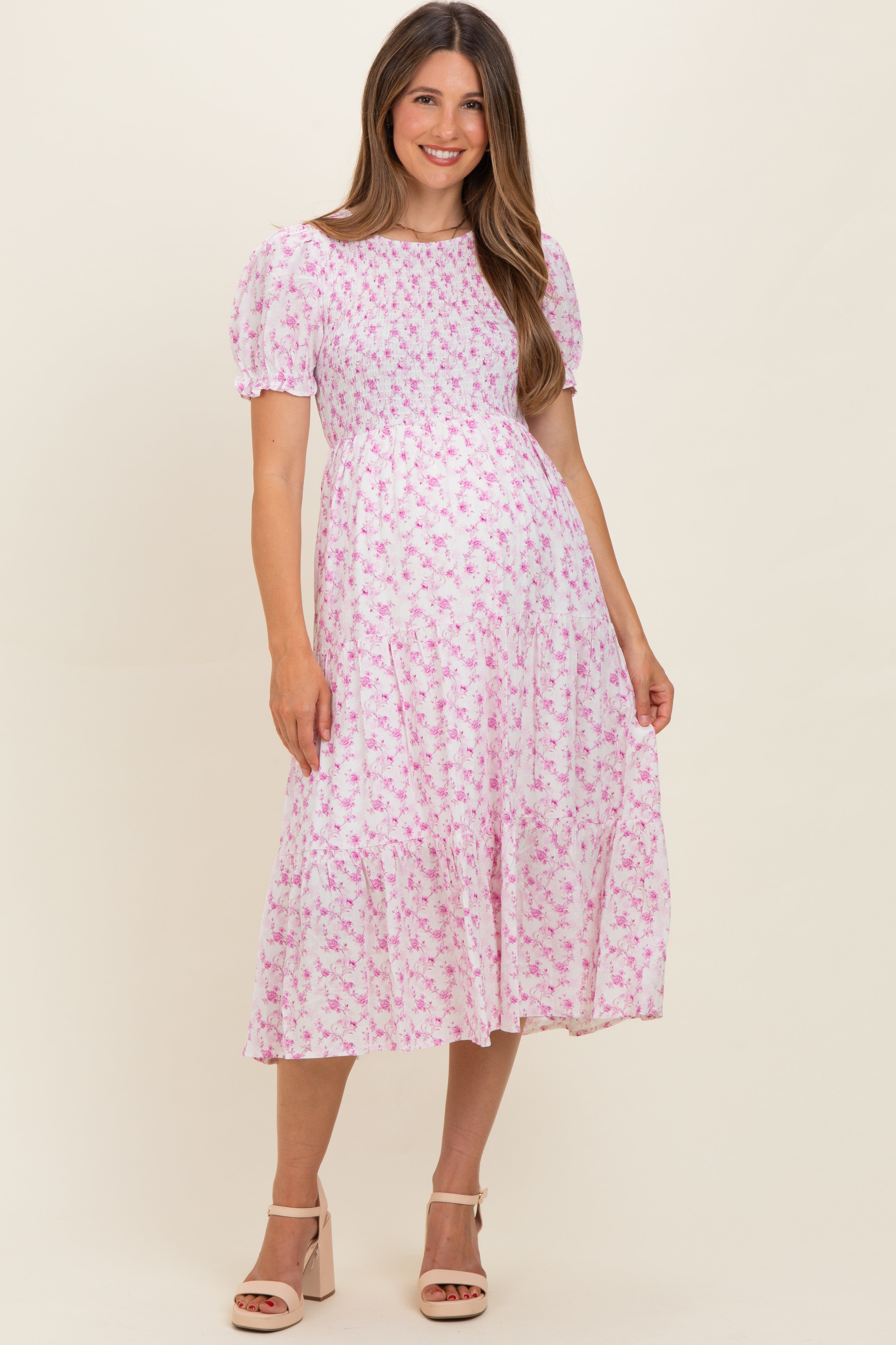 Rosa Umstands-Midikleid mit Rosenmuster, Smok-Oberteil und Puffärmeln