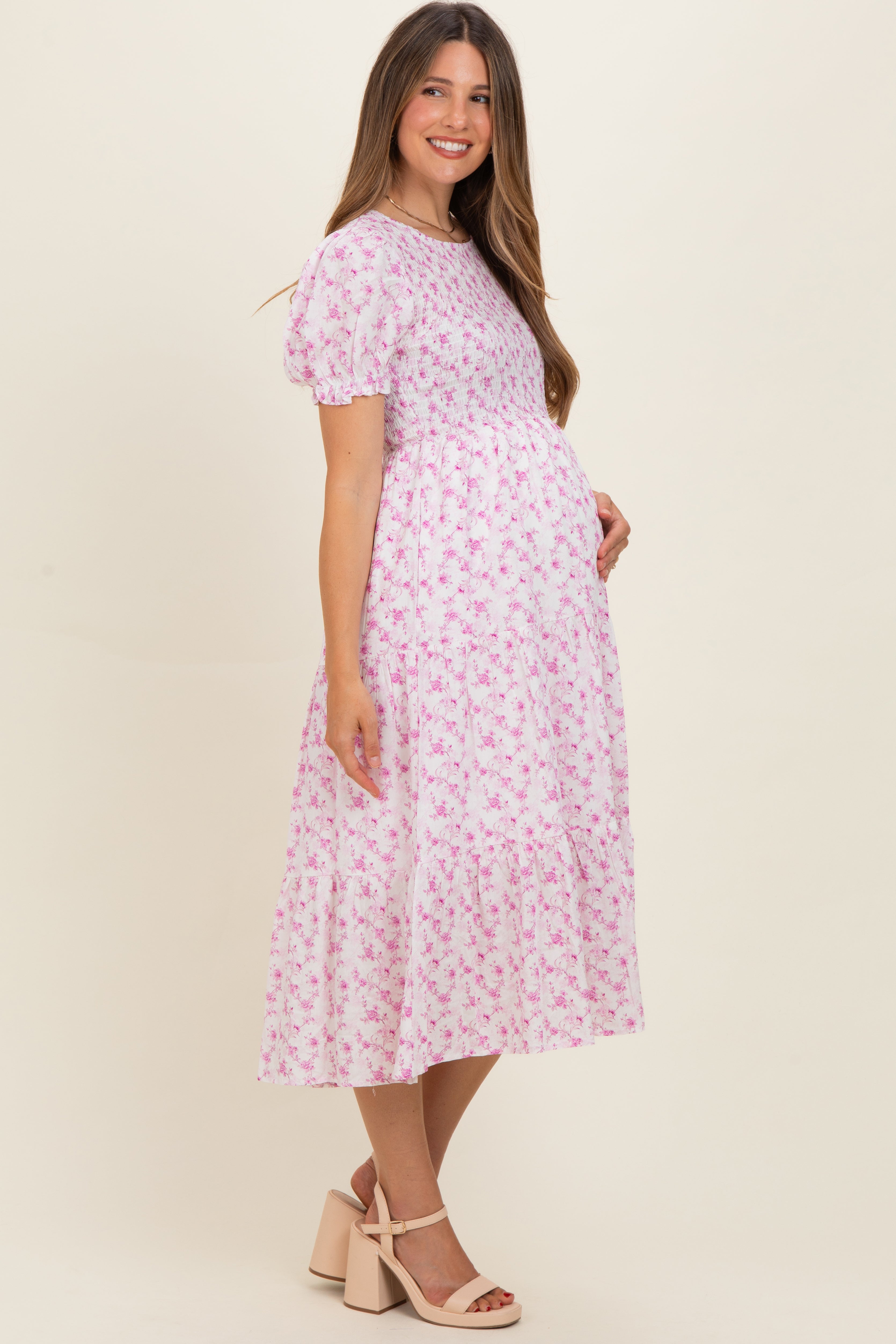 Rosa Umstands-Midikleid mit Rosenmuster, Smok-Oberteil und Puffärmeln