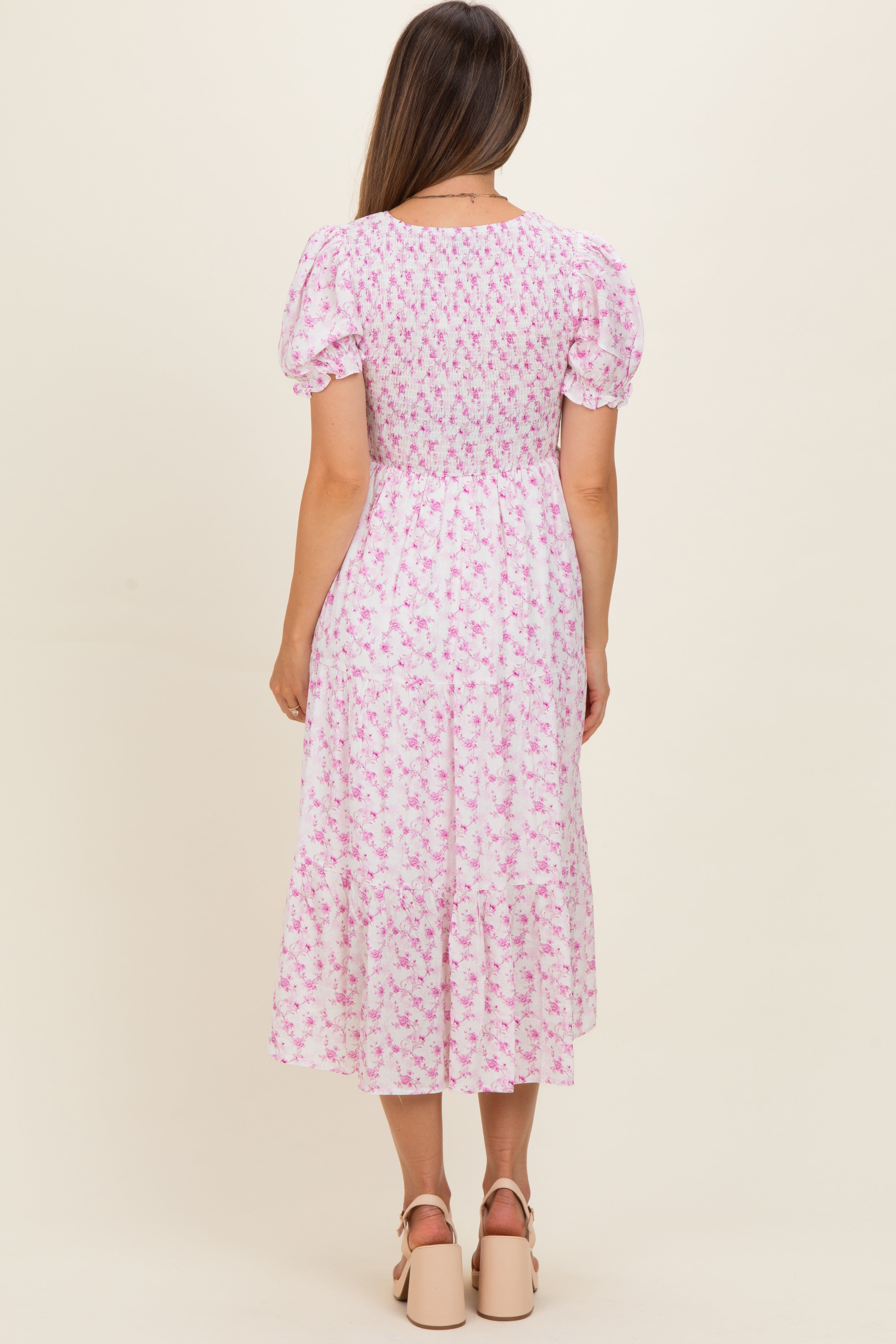 Rosa Umstands-Midikleid mit Rosenmuster, Smok-Oberteil und Puffärmeln