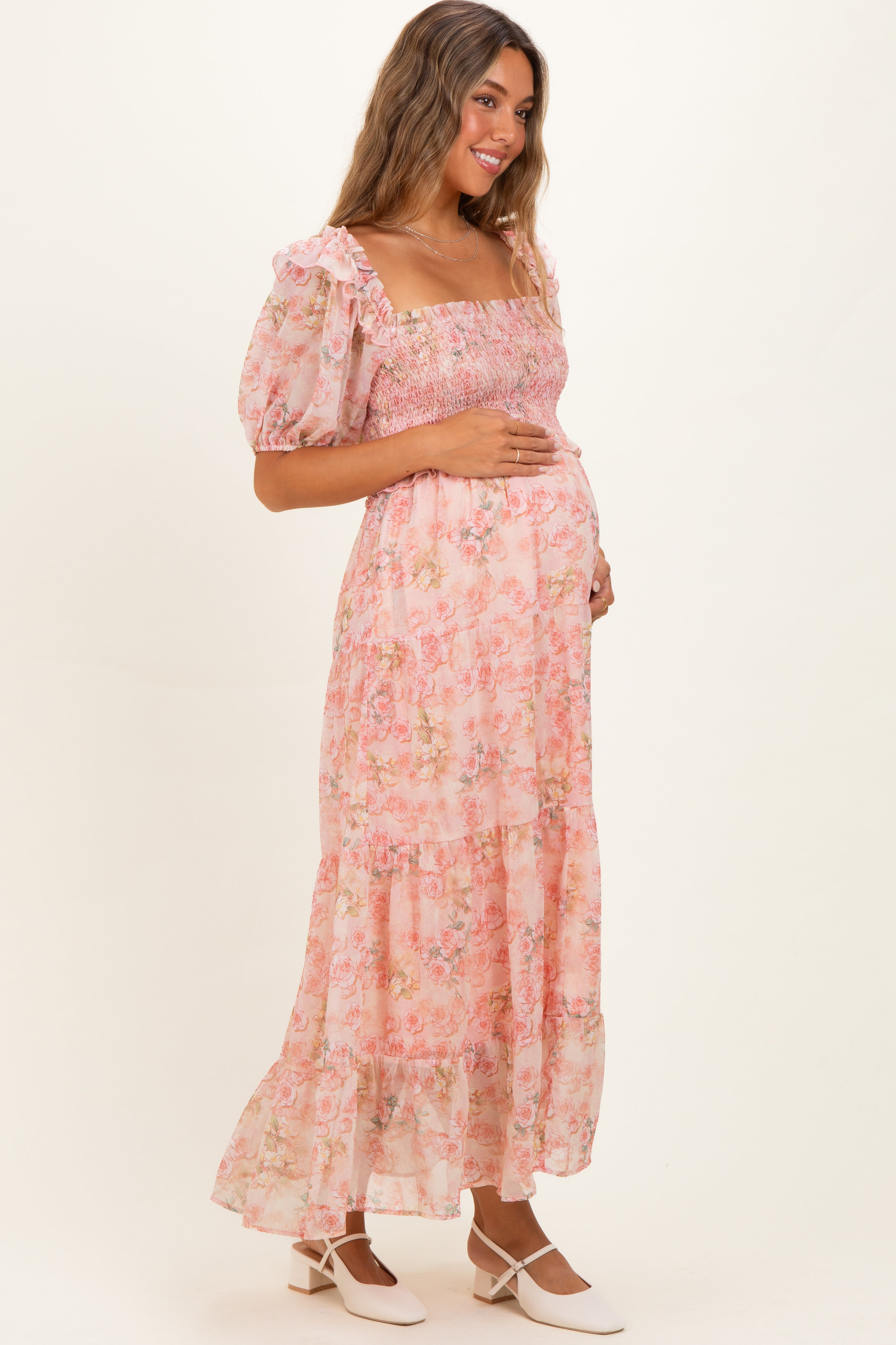 Geblümtes Umstands-Maxikleid aus Chiffon mit Smok-Detail in Rosa