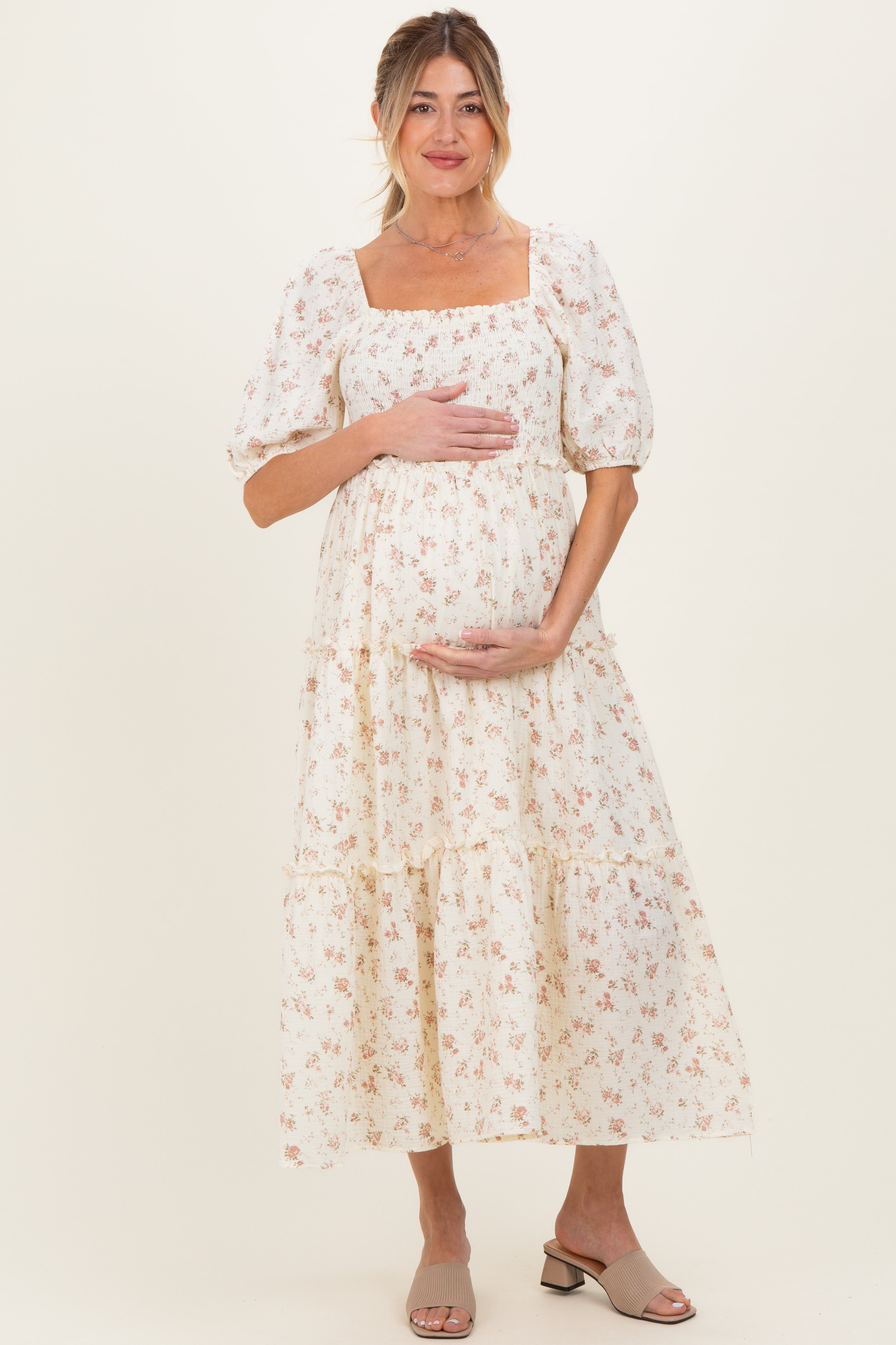 Umstands-Maxikleid mit Rosenmuster und Smok-Oberteil in Elfenbein