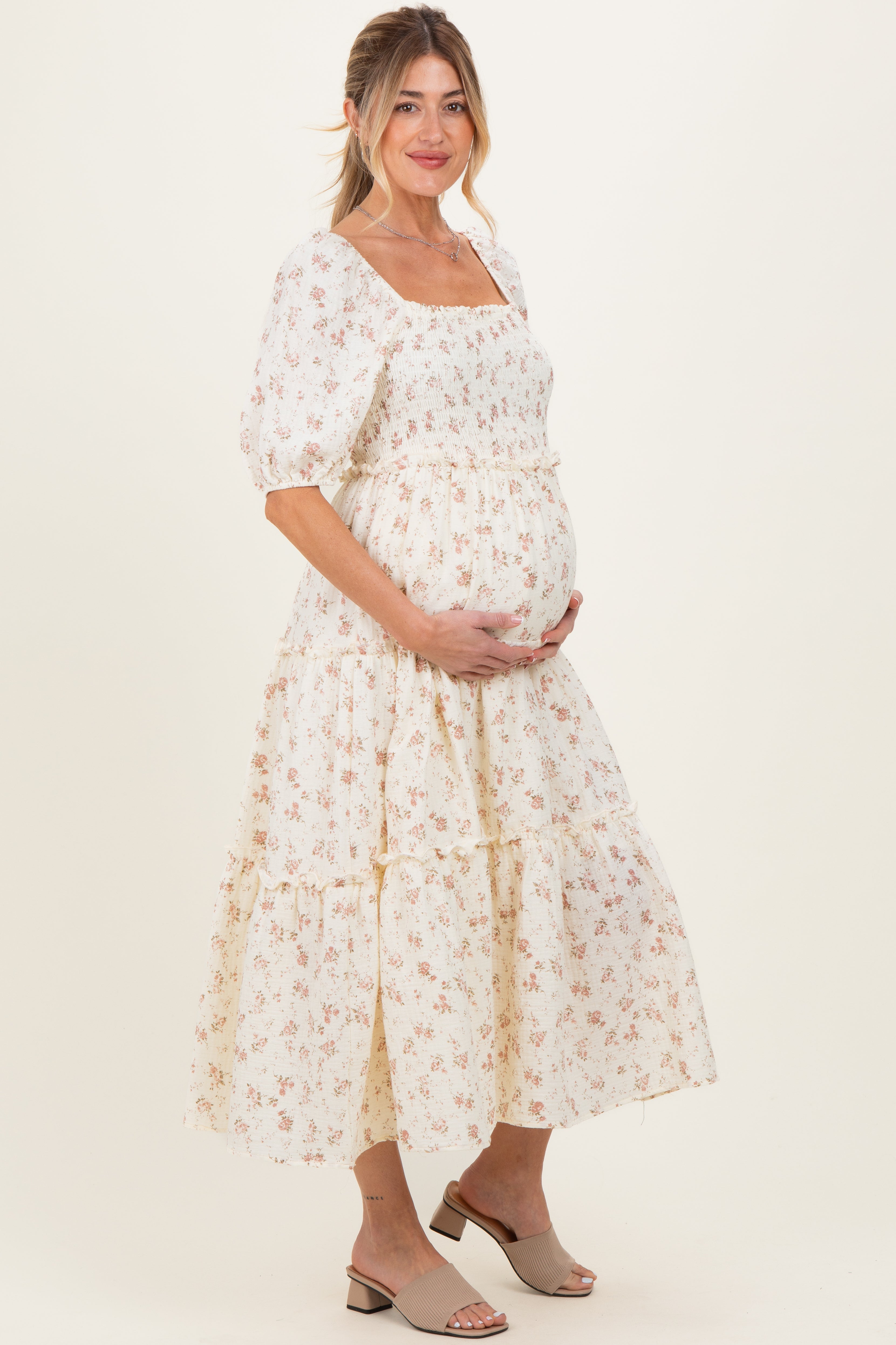 Umstands-Maxikleid mit Rosenmuster und Smok-Oberteil in Elfenbein