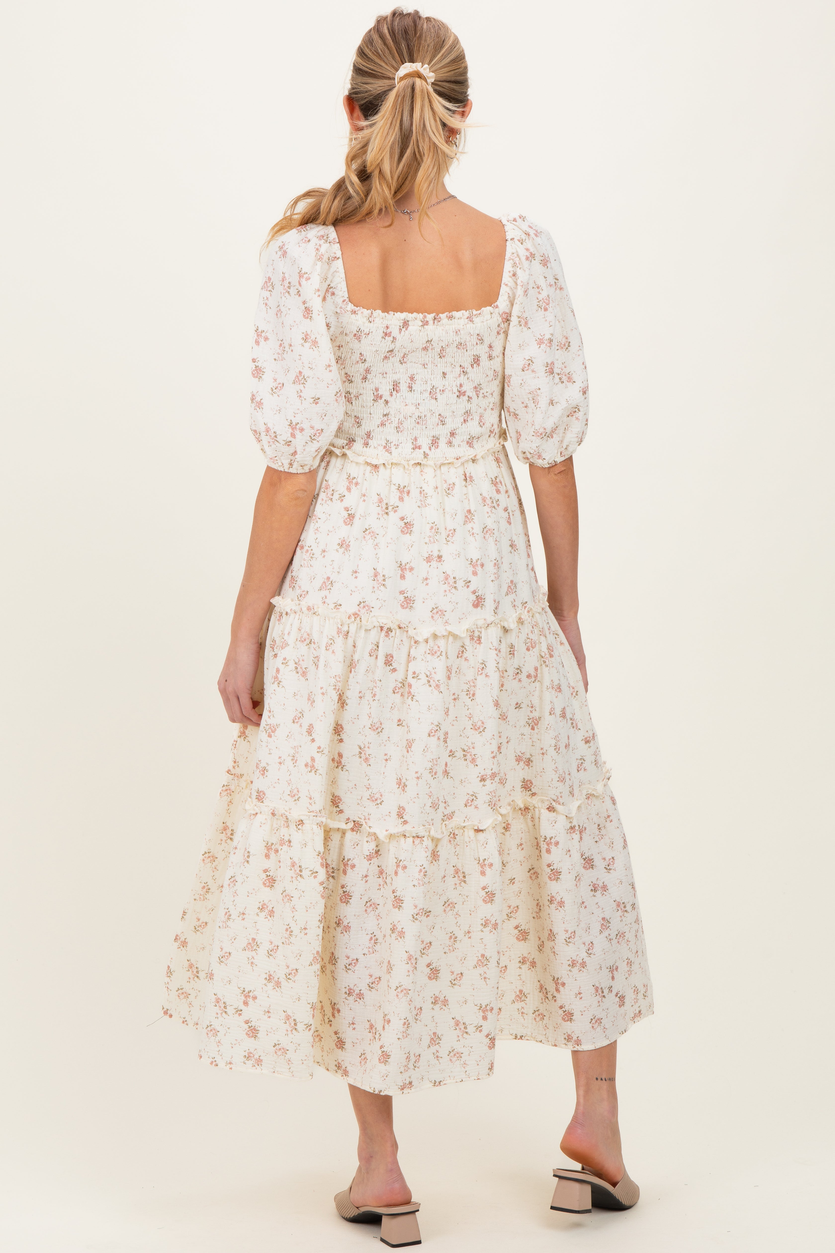Umstands-Maxikleid mit Rosenmuster und Smok-Oberteil in Elfenbein
