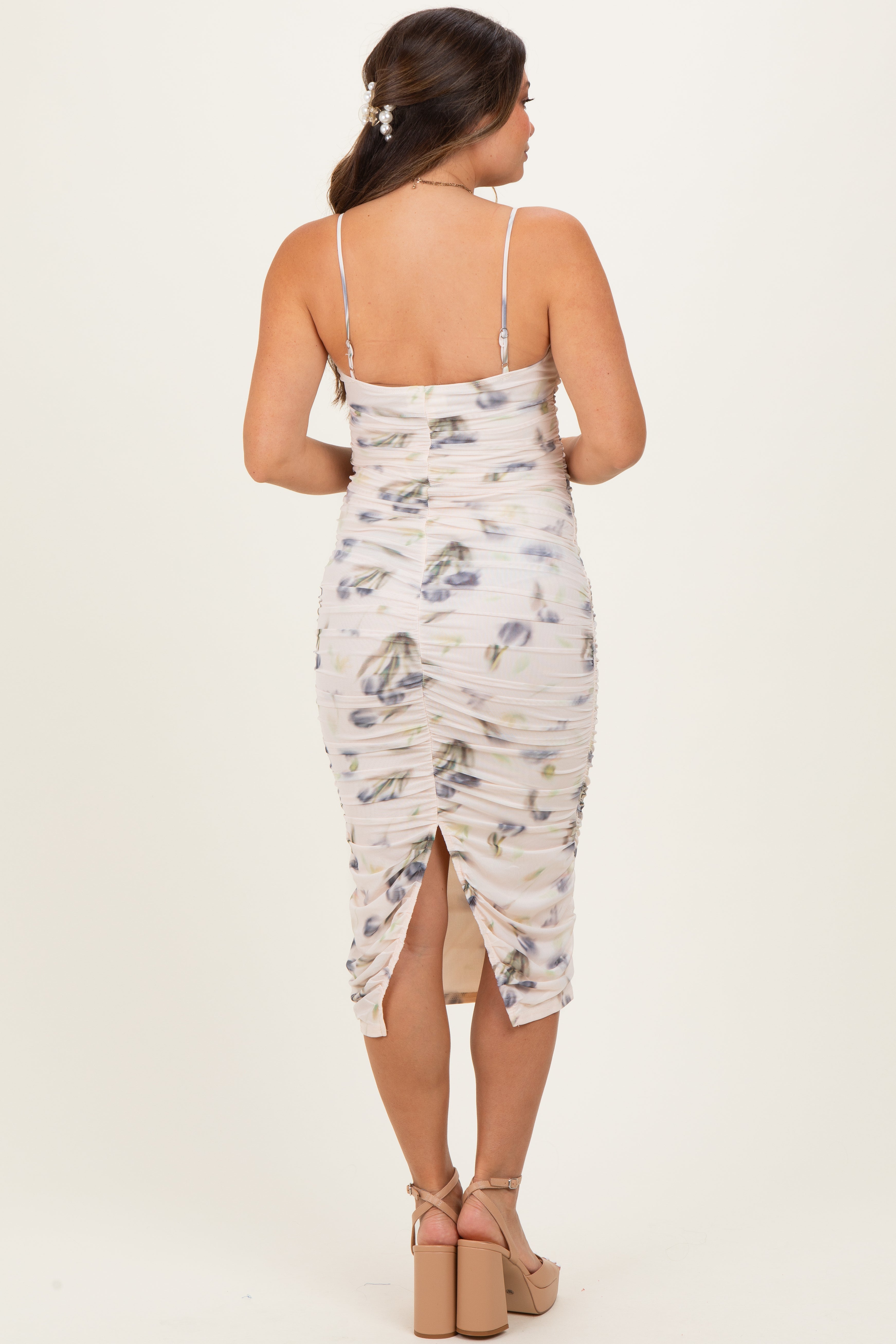 Cremefarbenes Umstands-Midikleid aus Mesh mit Blumenmuster und Raffung