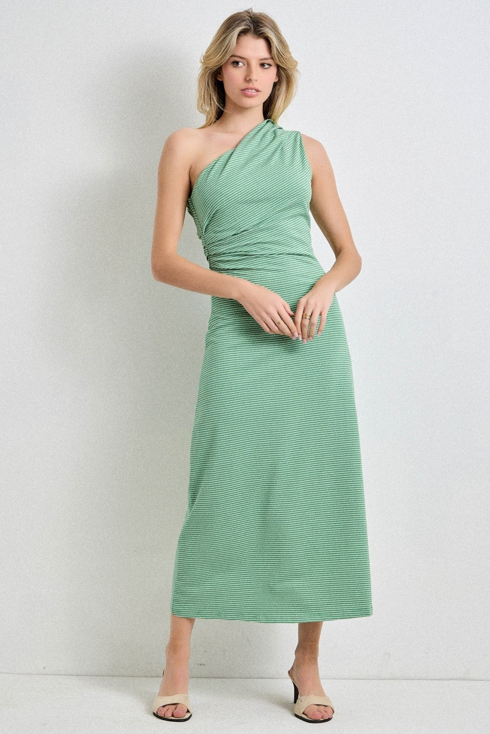 Gestreiftes One-Shoulder-Umstands-Midikleid in Grün