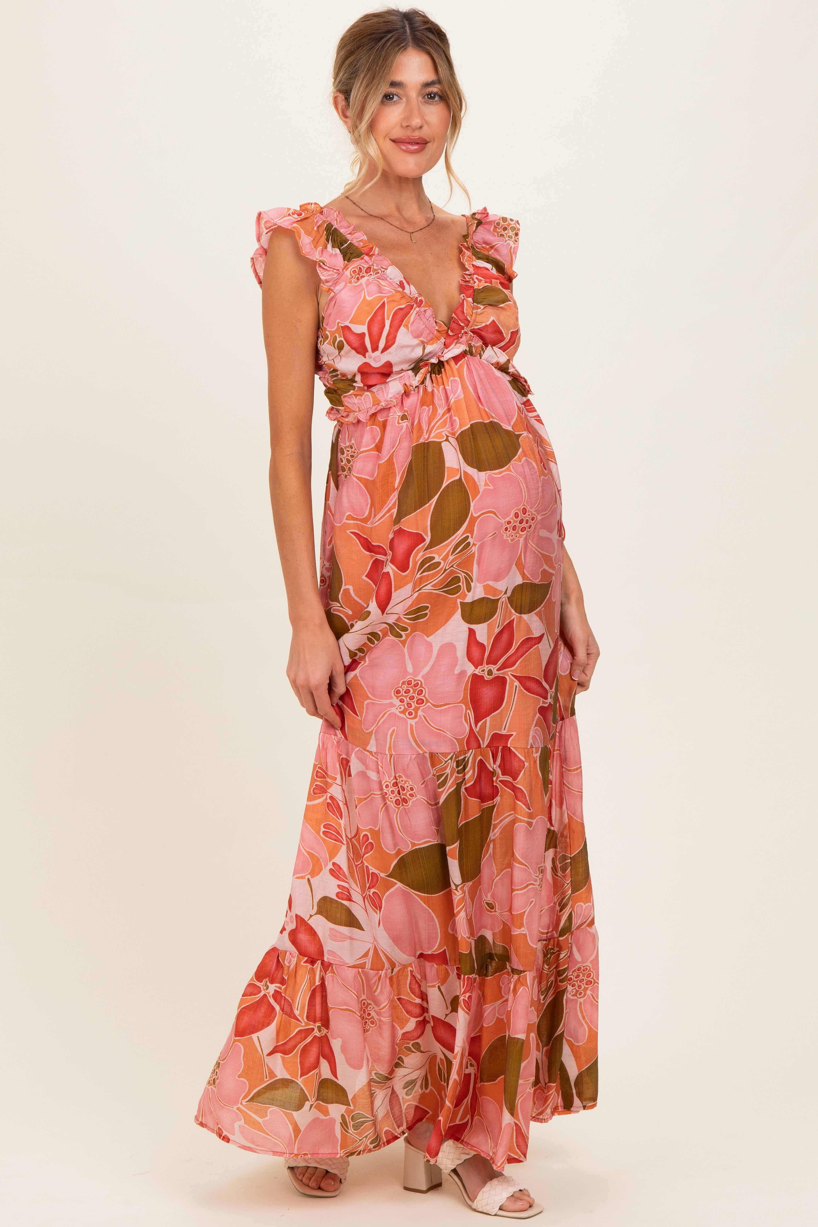 Geblümtes Umstands-Maxikleid mit V-Ausschnitt und Stufenrock in Rosa