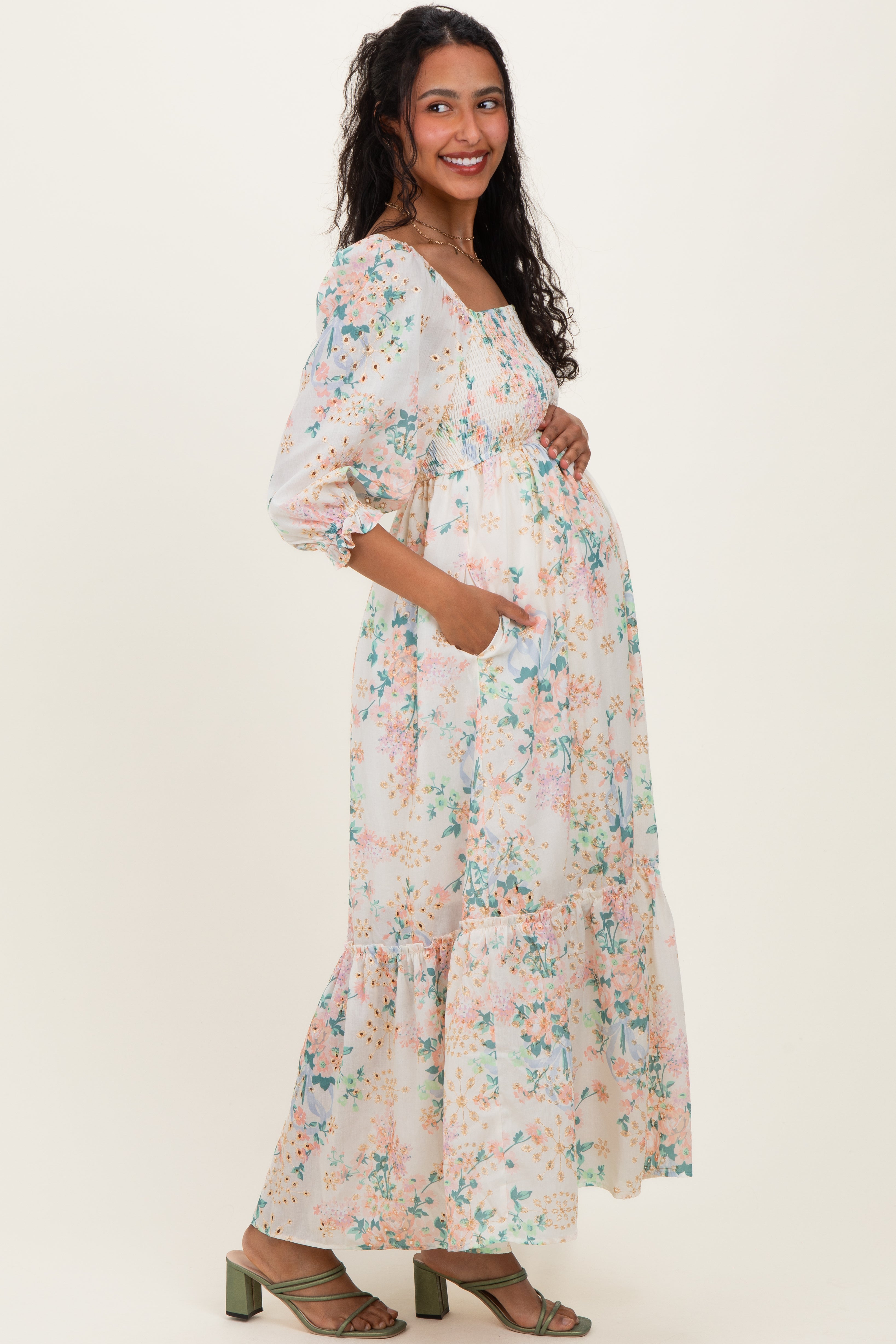 Umstandsmaxikleid in Elfenbein mit Blumenmuster, Smok-Detail und 3/4-Ärmeln