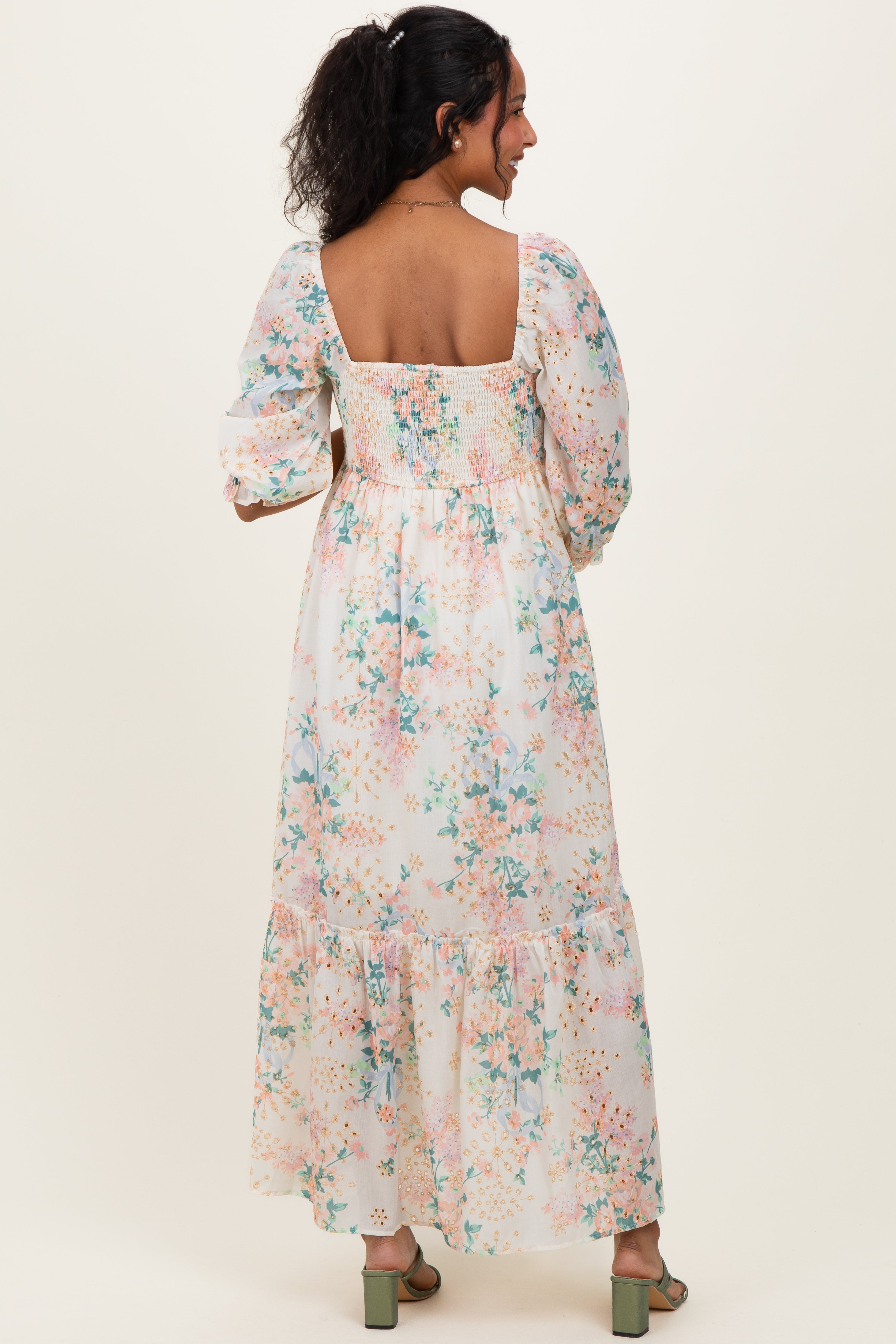 Umstandsmaxikleid in Elfenbein mit Blumenmuster, Smok-Detail und 3/4-Ärmeln