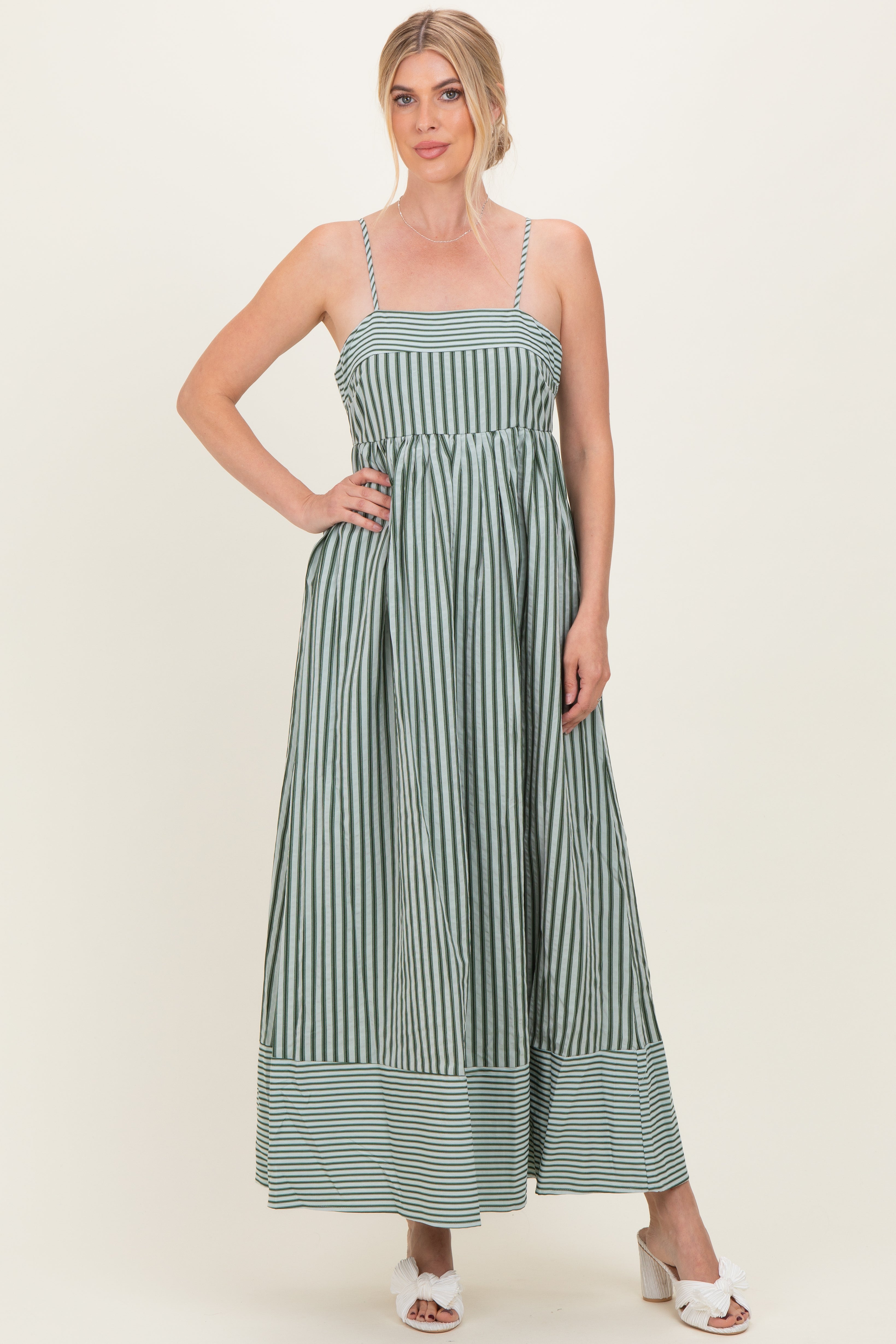 Ärmelloses Umstands-Maxikleid in Oliv mit Streifenmix