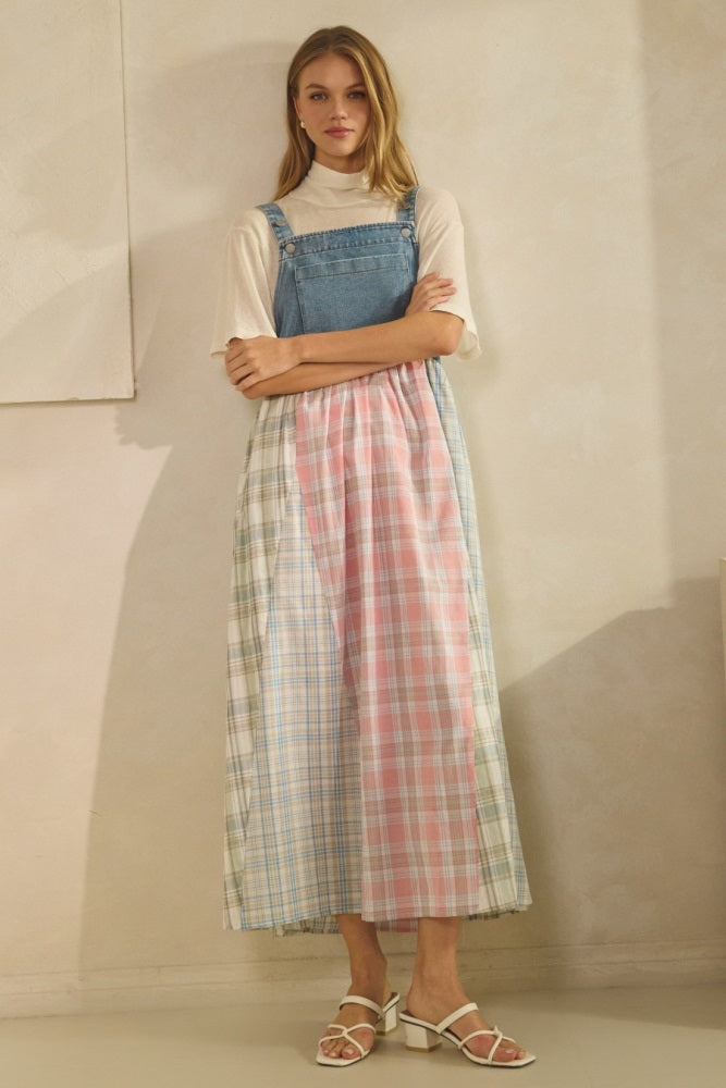 Umstands-Maxikleid im Latzkleid-Stil mit Karomuster