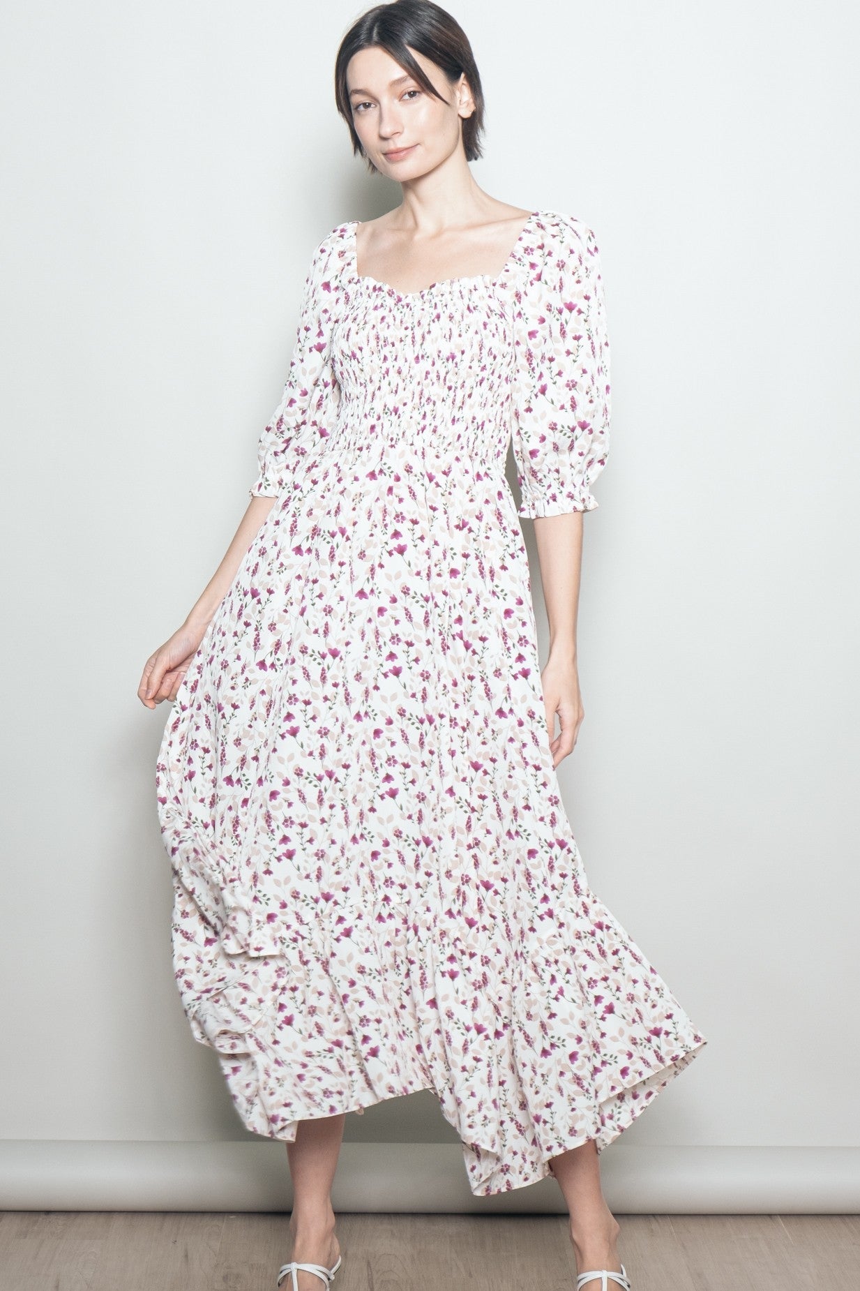 Umstands-Maxikleid in Creme mit floralem Smok-Detail und Zipfelsaum