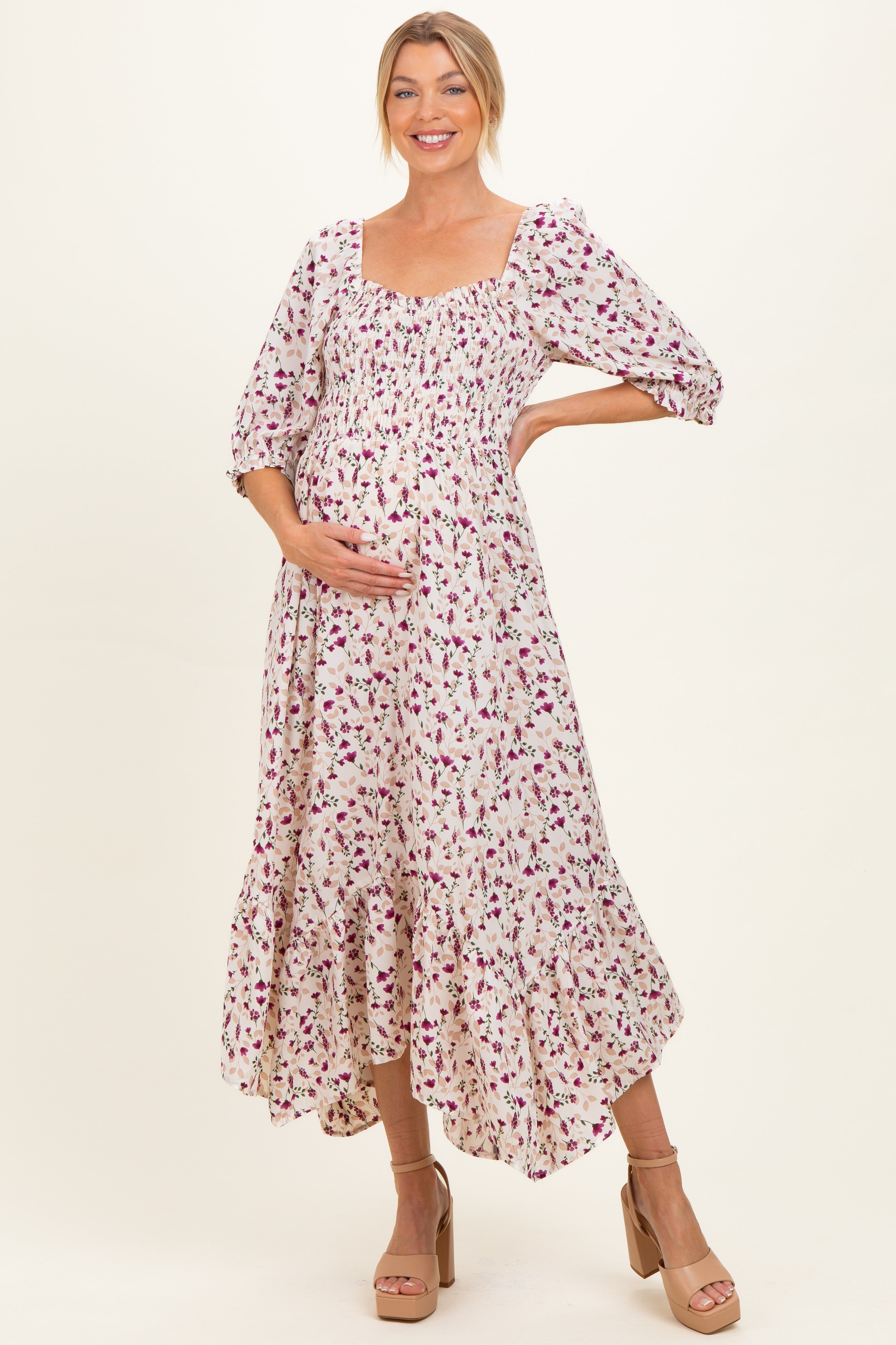 Umstands-Maxikleid in Creme mit floralem Smok-Detail und Zipfelsaum