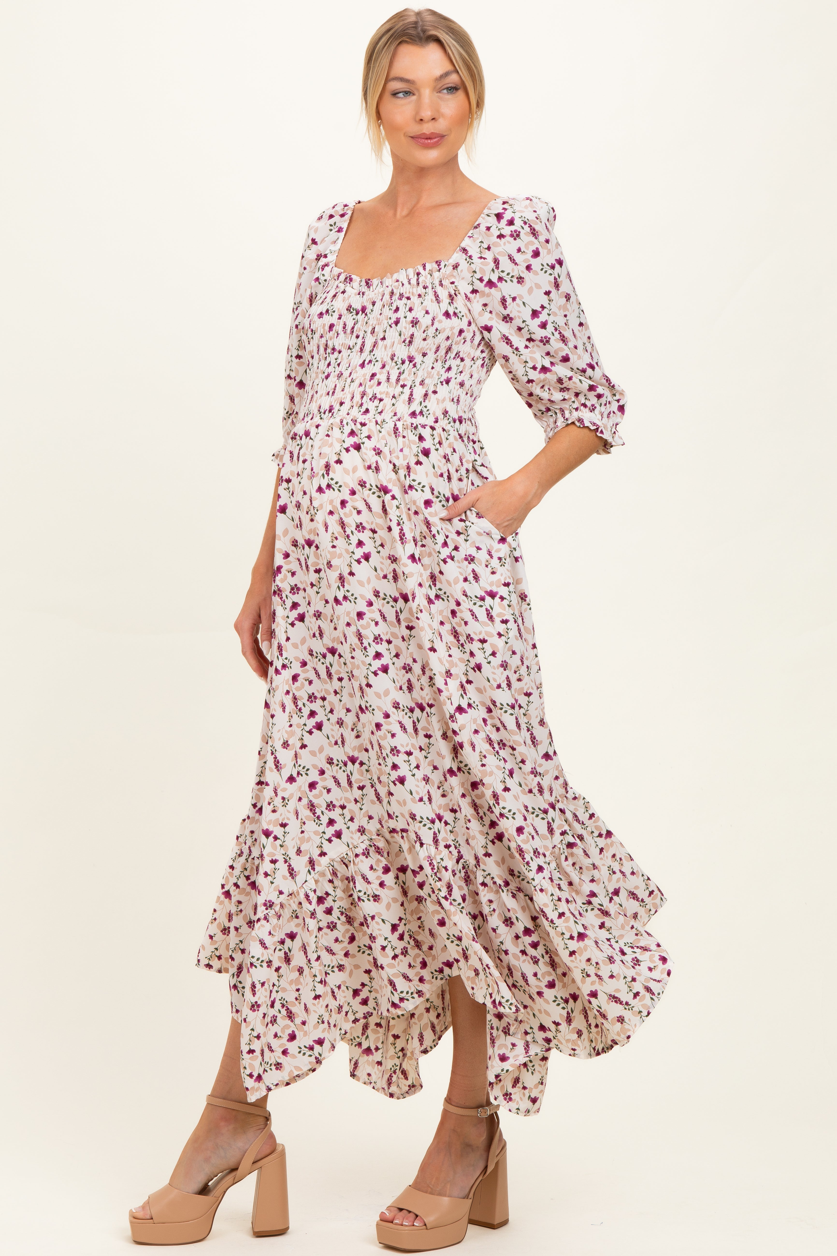 Umstands-Maxikleid in Creme mit floralem Smok-Detail und Zipfelsaum