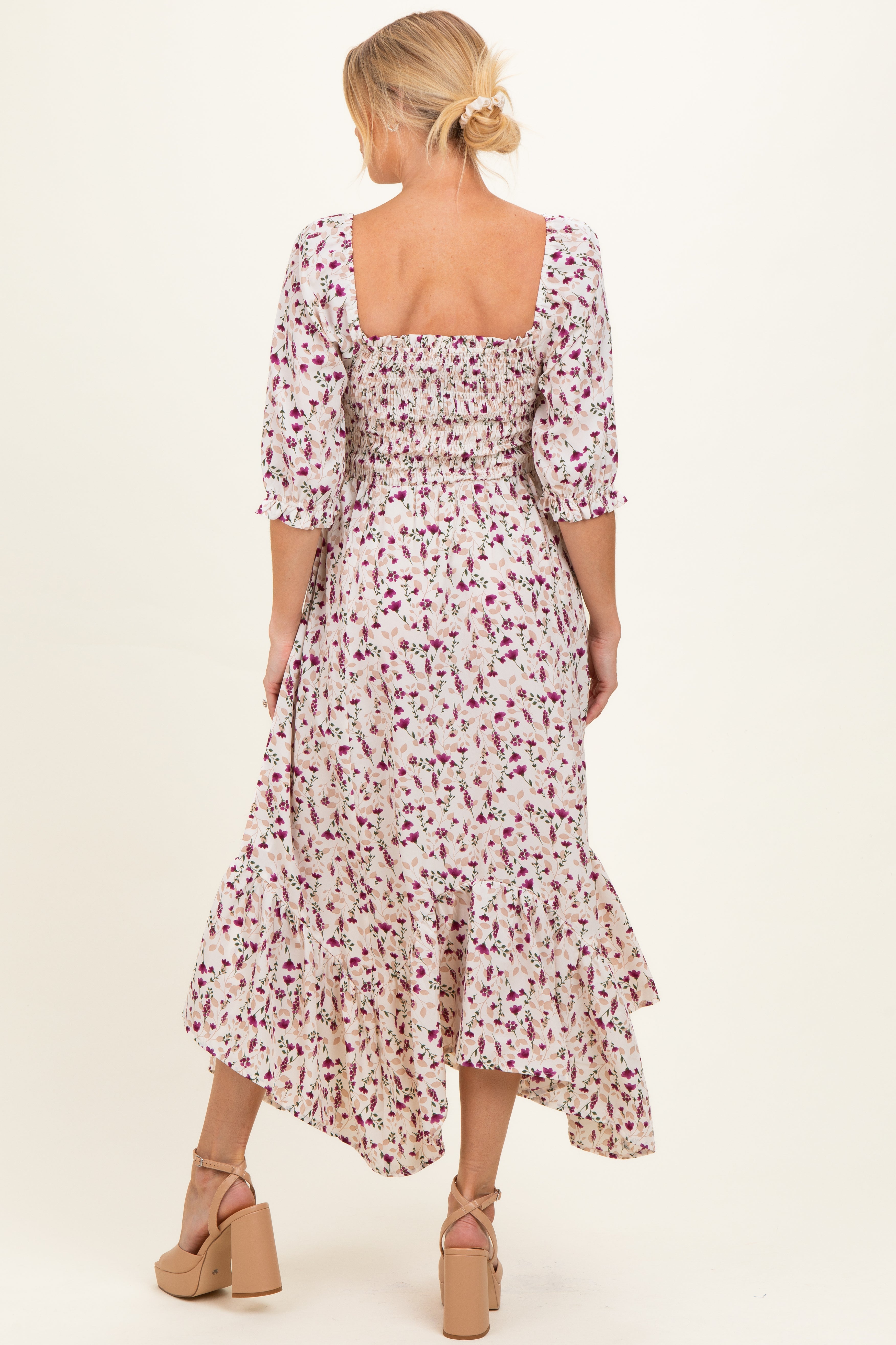 Umstands-Maxikleid in Creme mit floralem Smok-Detail und Zipfelsaum