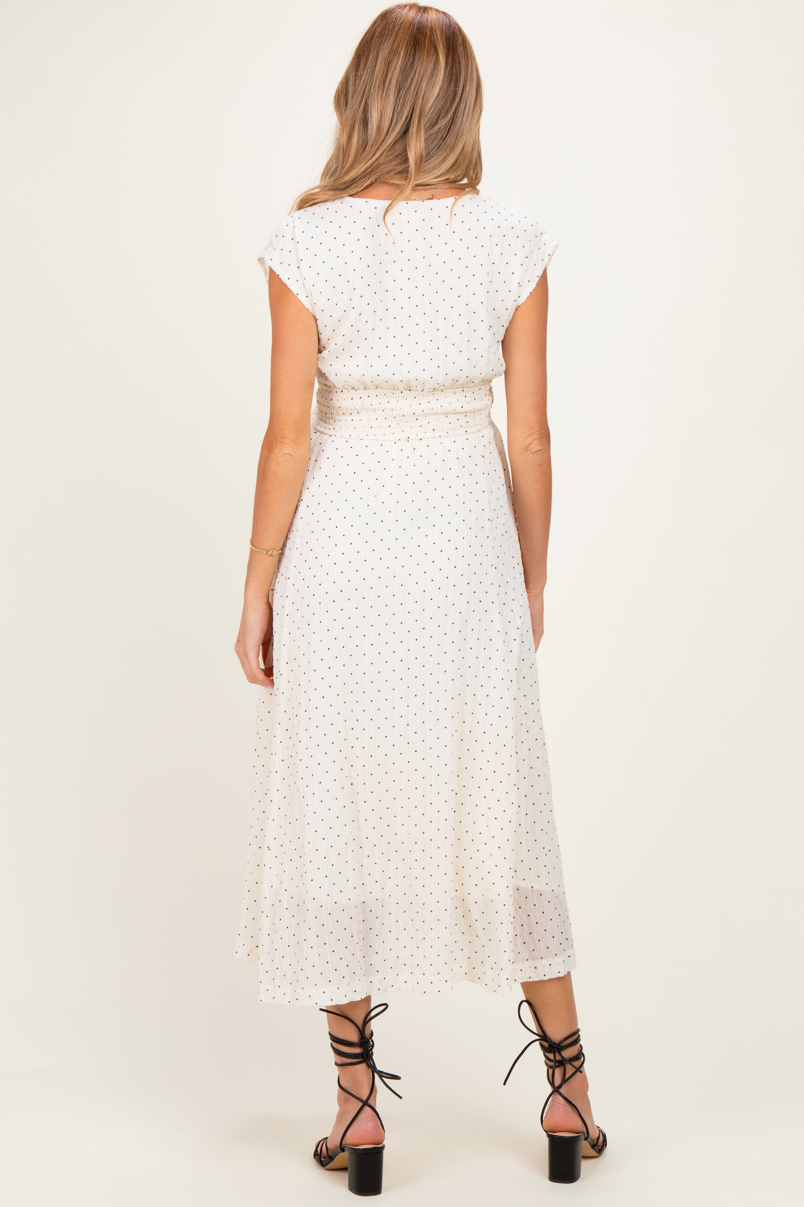 Umstands-Maxikleid mit Tupfenmuster, Twist-Detail und V-Ausschnitt in Creme