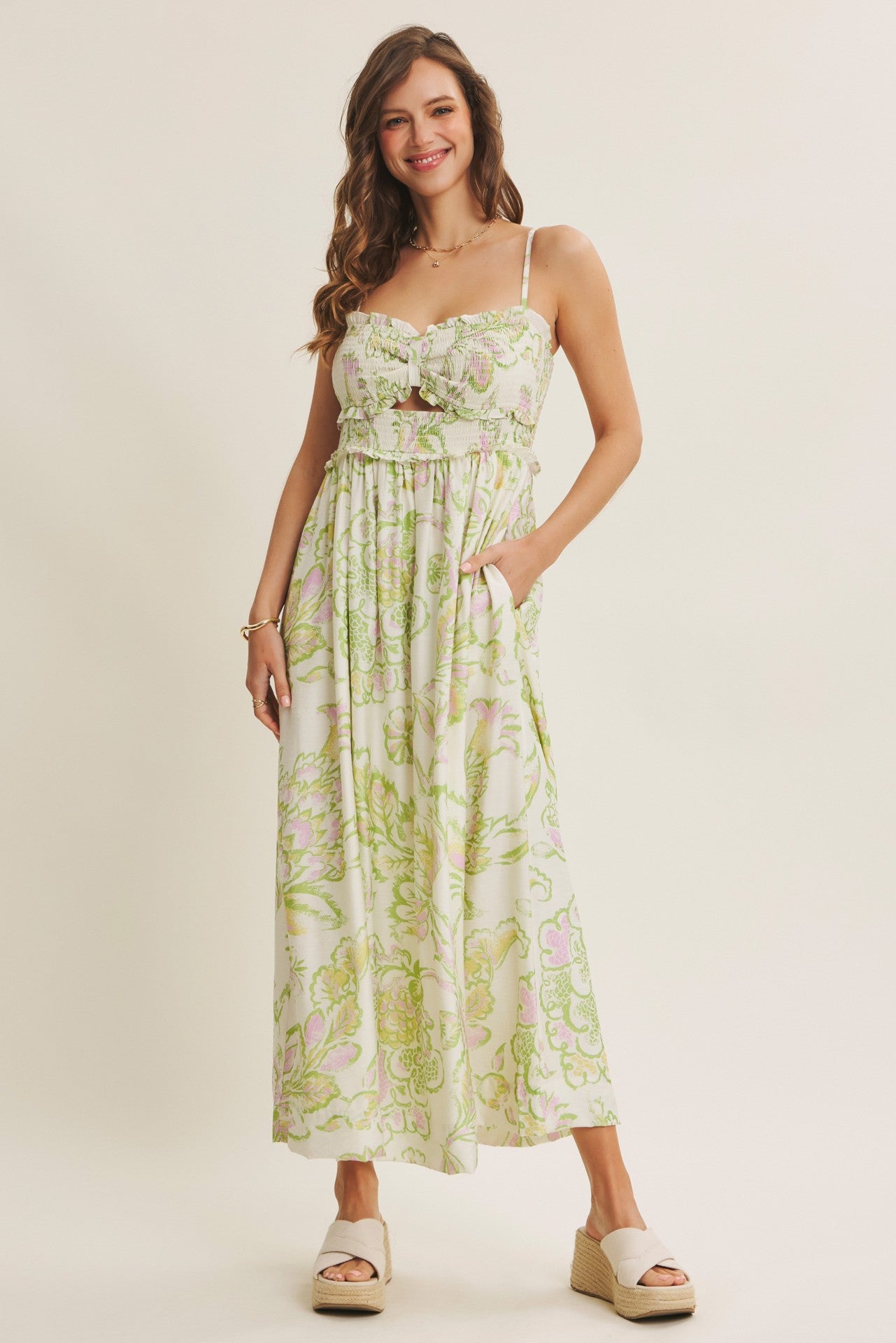 Elegantes florales Umstands-Maxikleid in Grün und Creme
