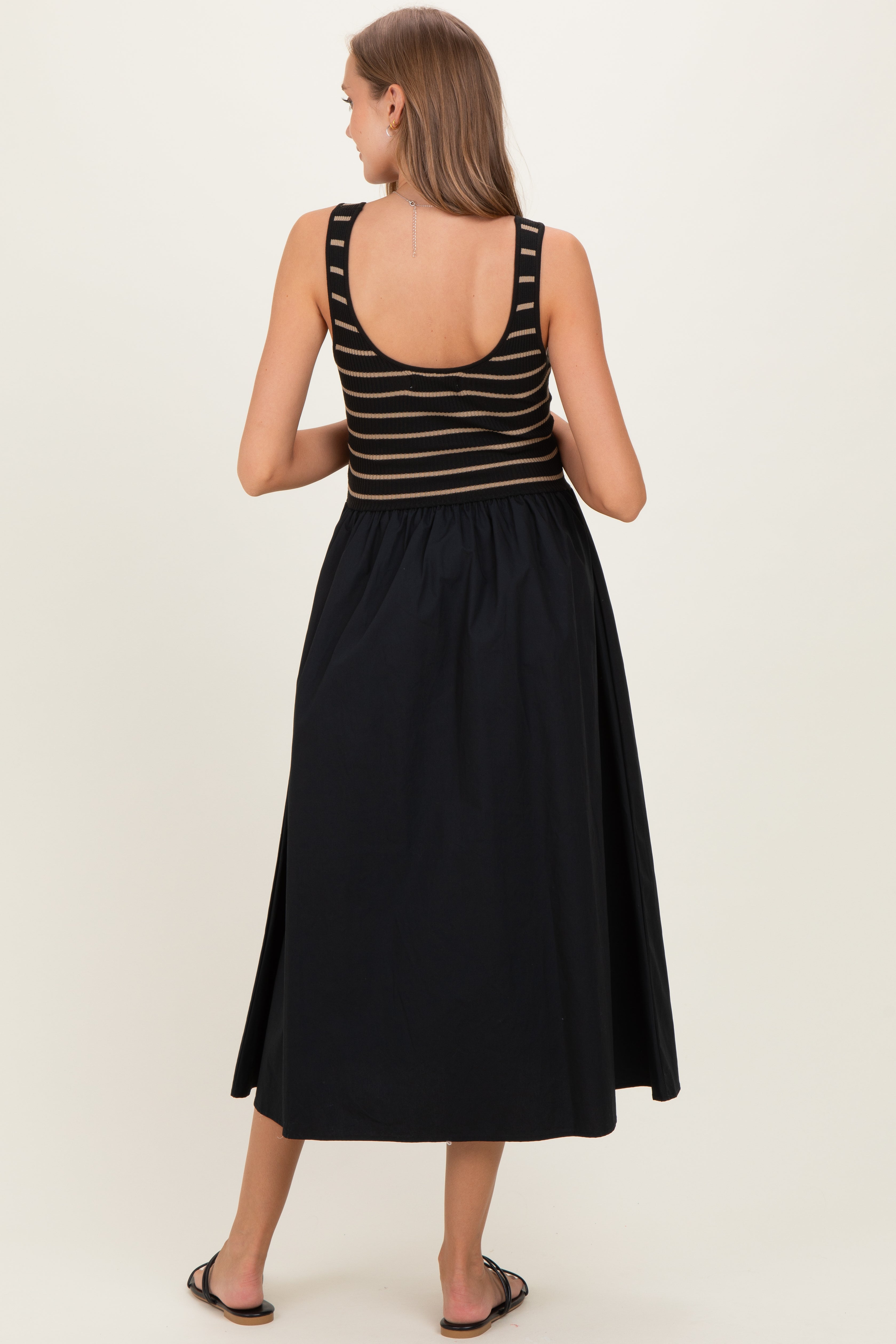 Ärmelloses Umstands-Maxikleid aus Strick in Schwarz mit Streifen und Kontrast