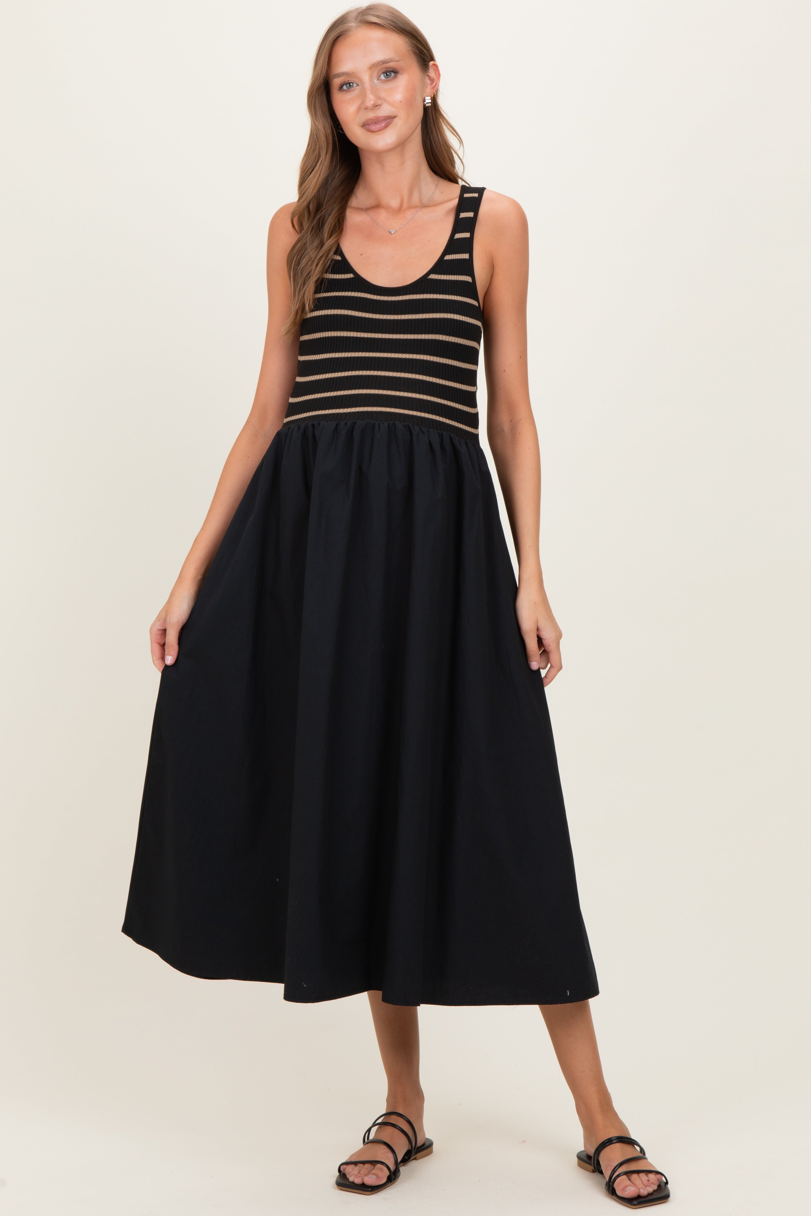 Ärmelloses Umstands-Maxikleid aus Strick in Schwarz mit Streifen und Kontrast
