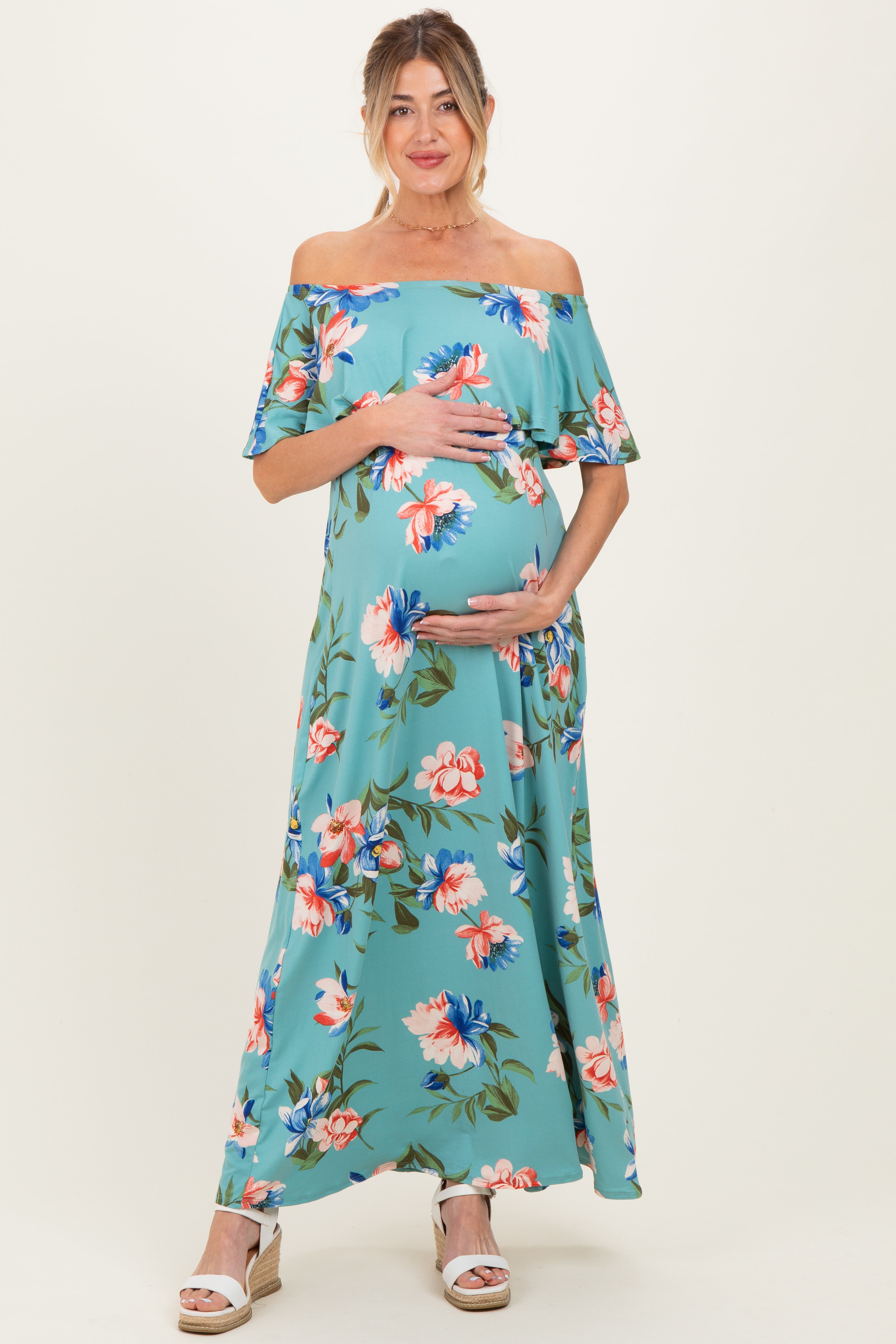 Schulterfreies Umstands-Maxikleid mit Blumenmuster und Rüschen in Hellblau