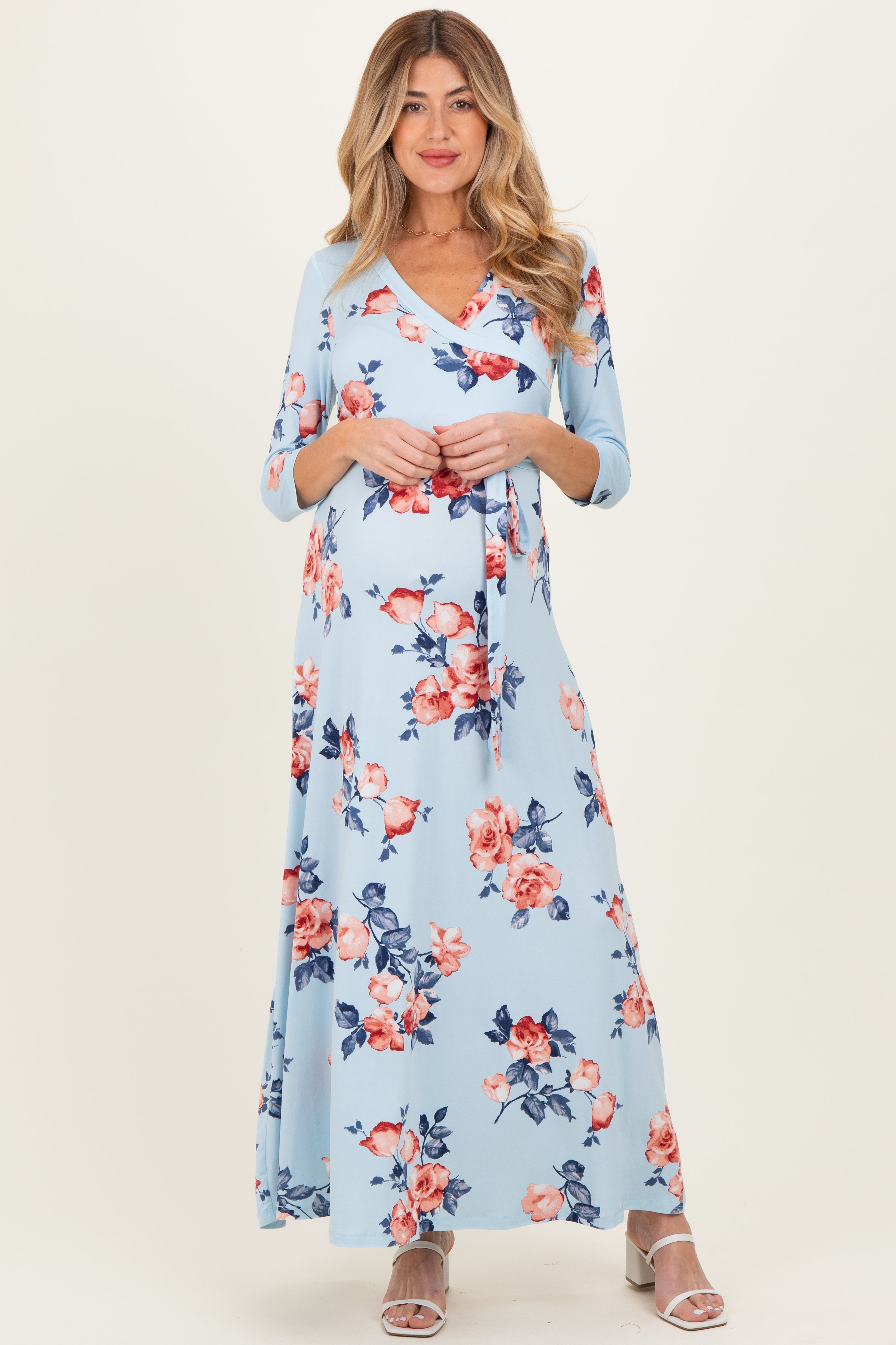 Umstands-Wickel-Maxikleid mit Blumenmuster in Himmelblau