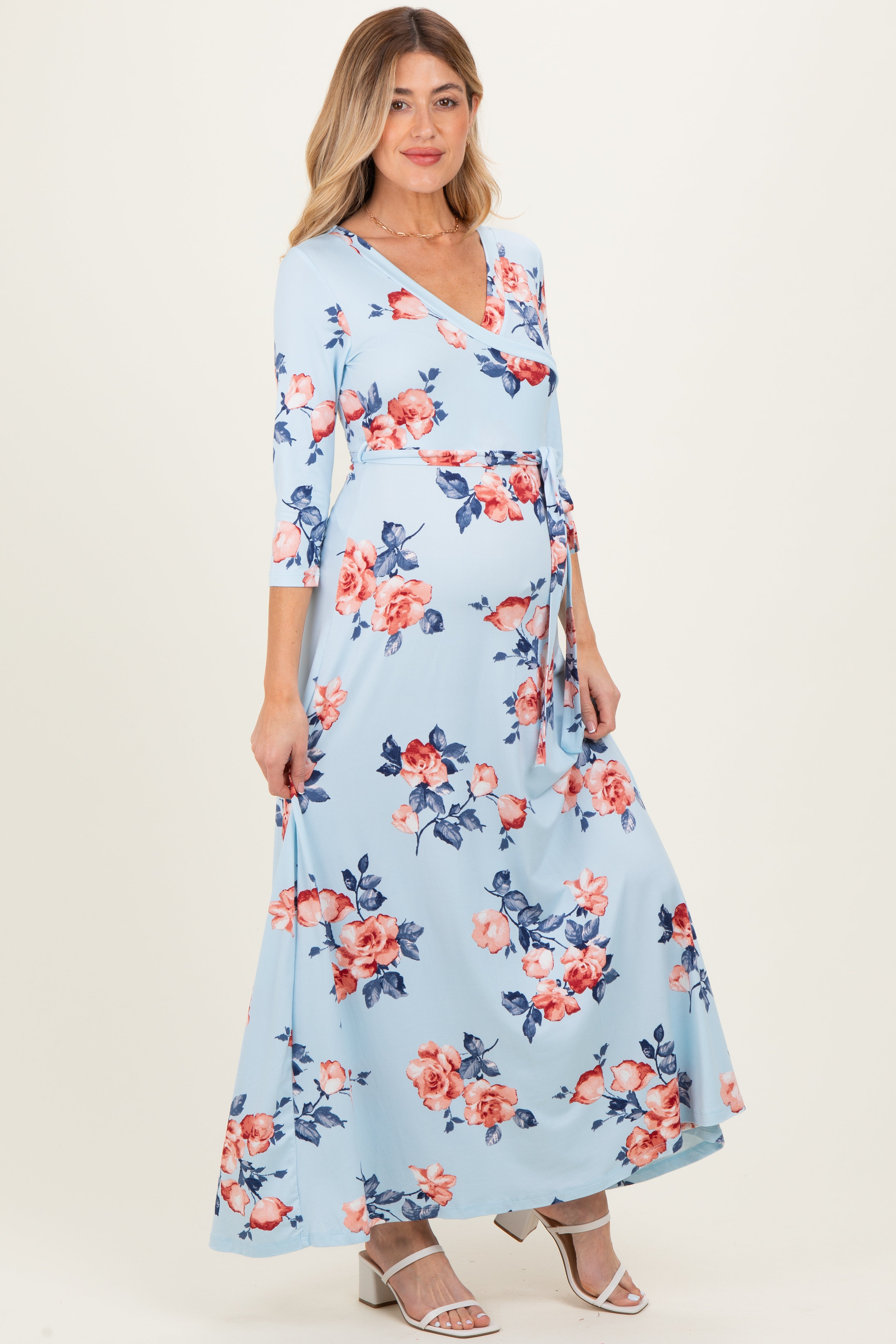 Umstands-Wickel-Maxikleid mit Blumenmuster in Himmelblau