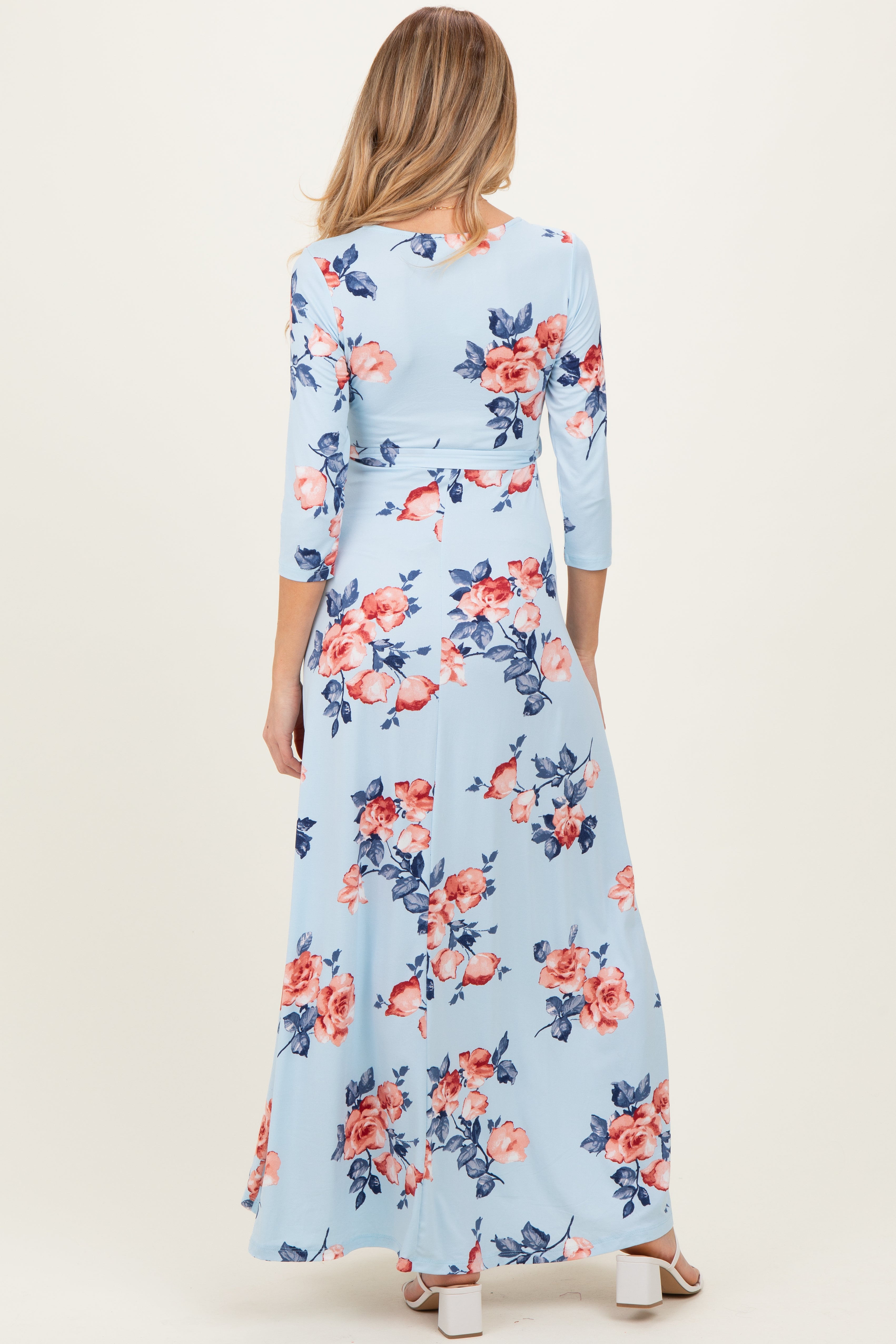 Umstands-Wickel-Maxikleid mit Blumenmuster in Himmelblau