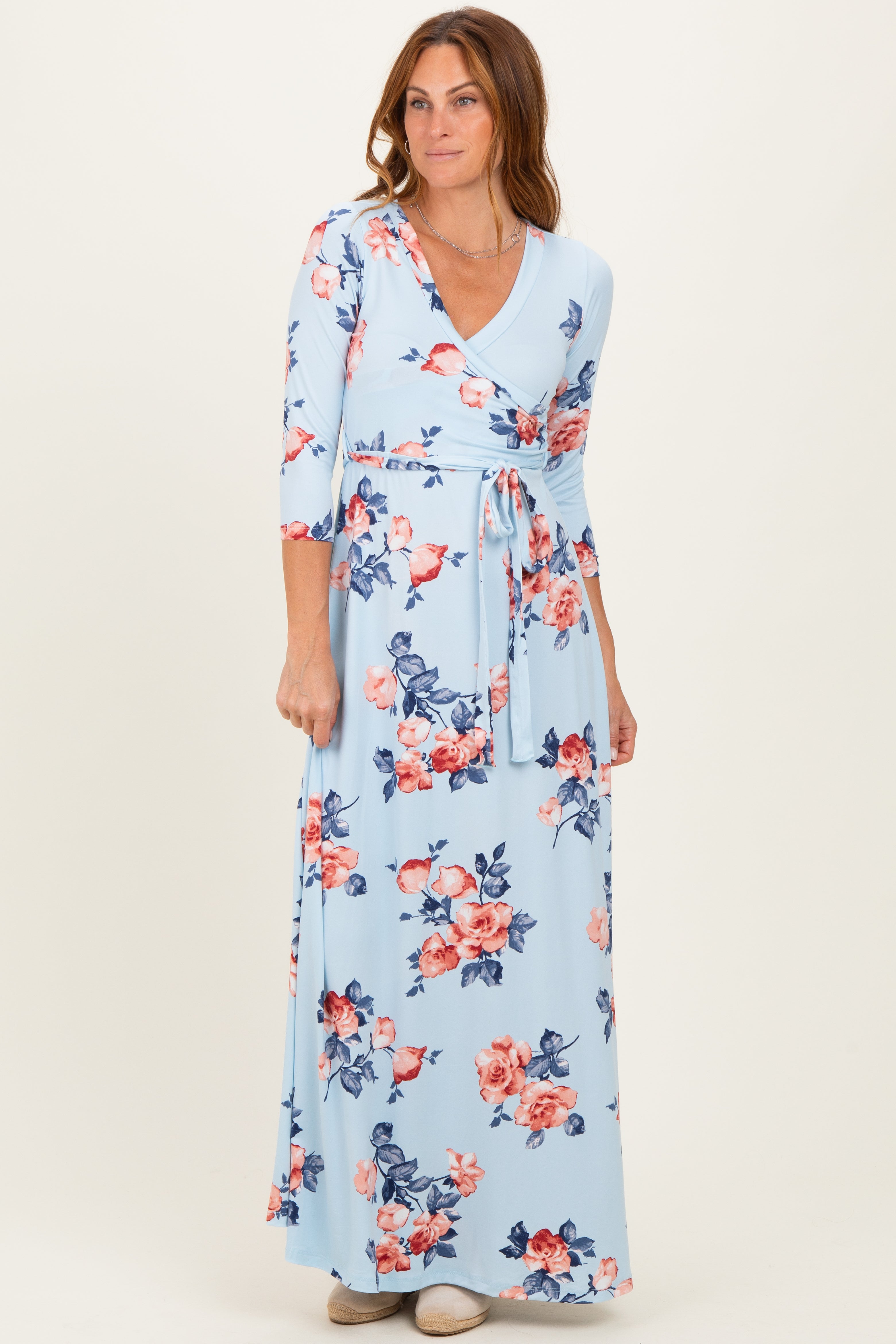 Umstands-Wickel-Maxikleid mit Blumenmuster in Himmelblau