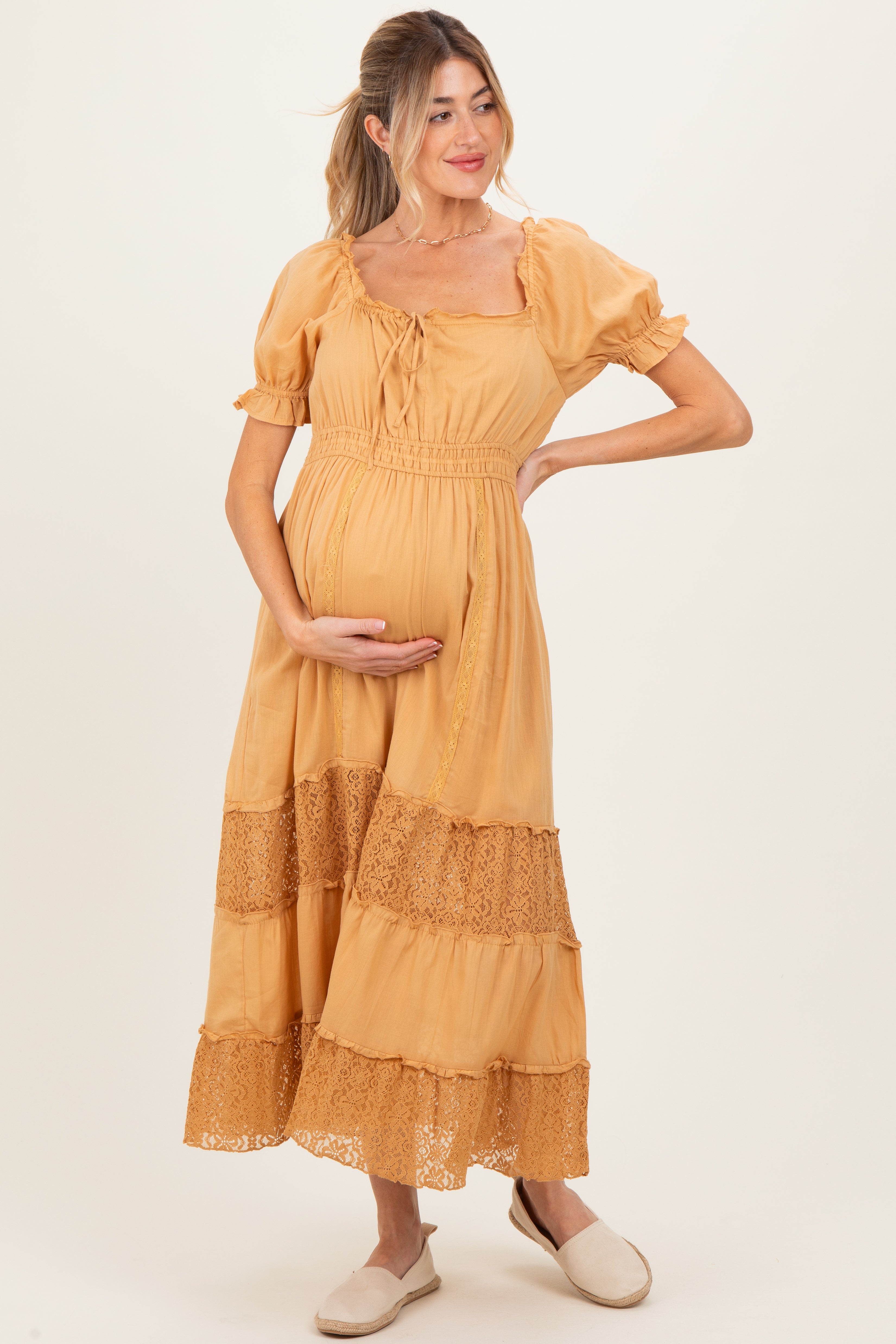 Umstands-Maxikleid mit Spitzeneinsätzen in Gold