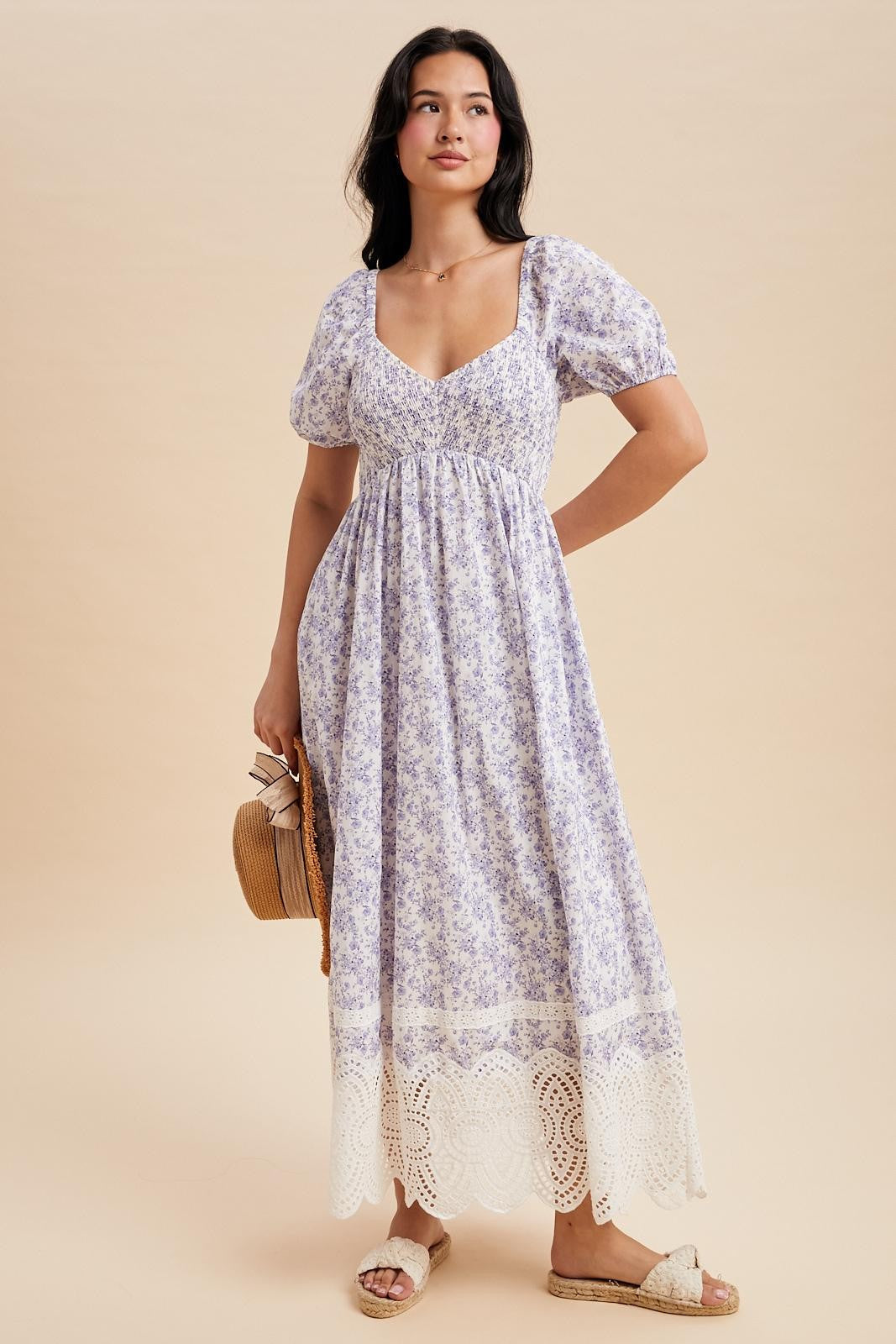 Hellblaues Umstands-Maxikleid mit Blumenmuster und Smok-Einsatz