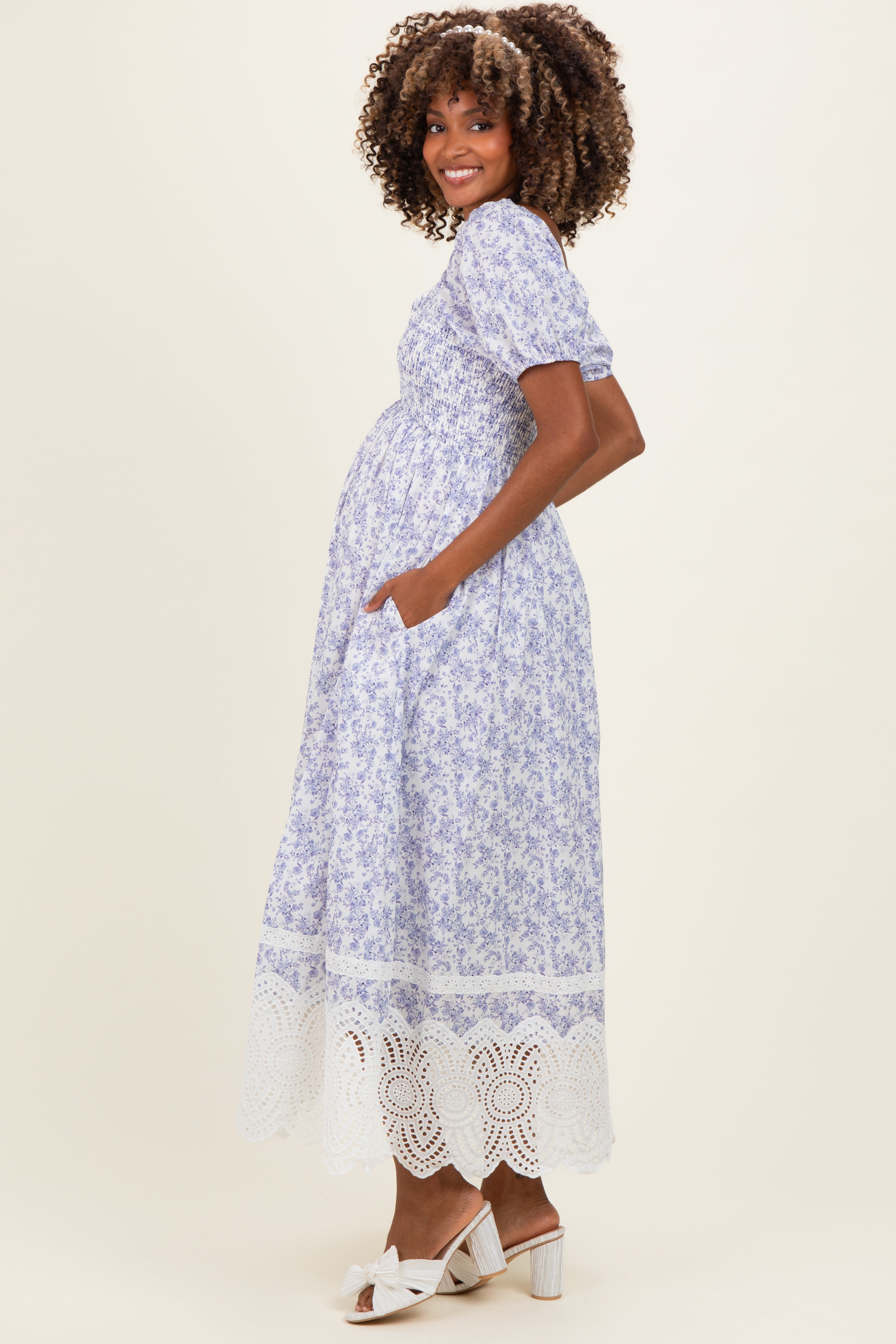 Hellblaues Umstands-Maxikleid mit Blumenmuster und Smok-Einsatz